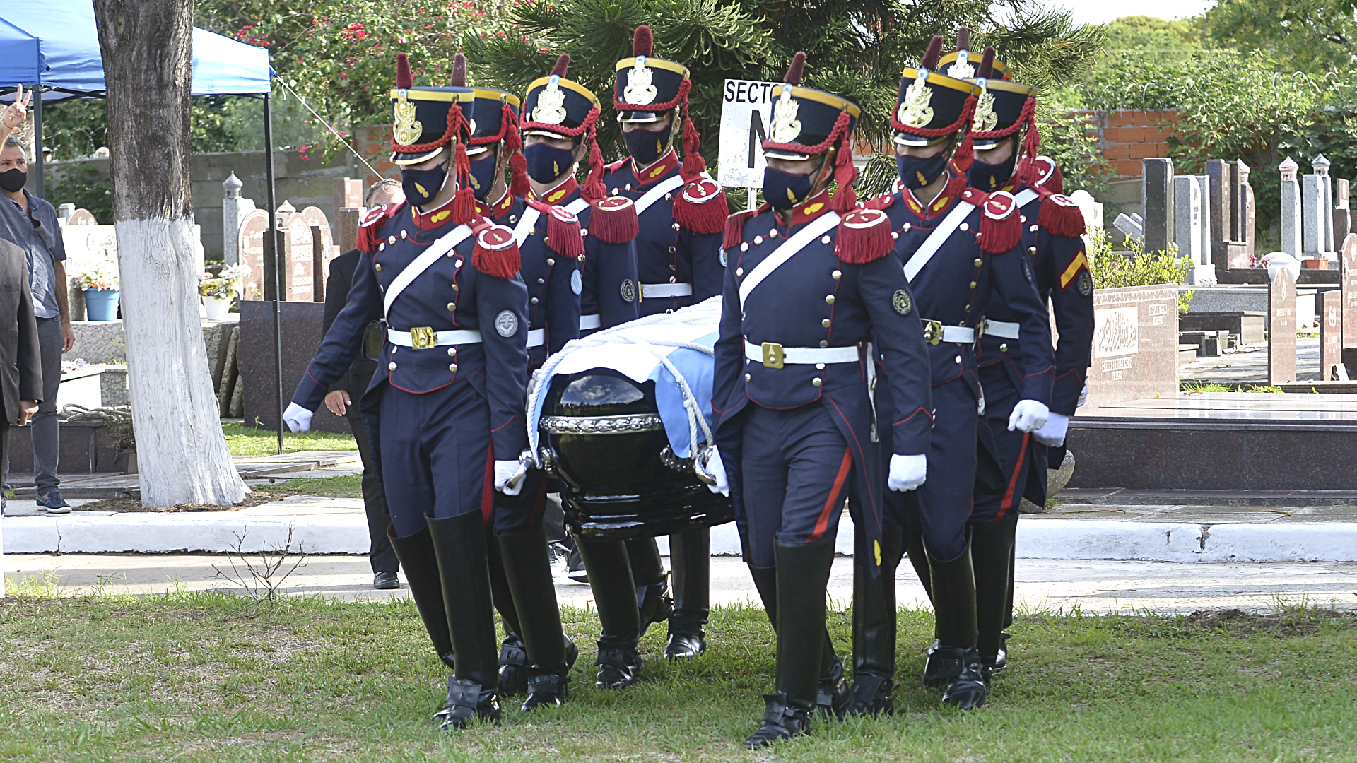 Granaderos llevaron el féretro con los restos del ex presidente hasta el lugar en el que lo despidieron sus familiares