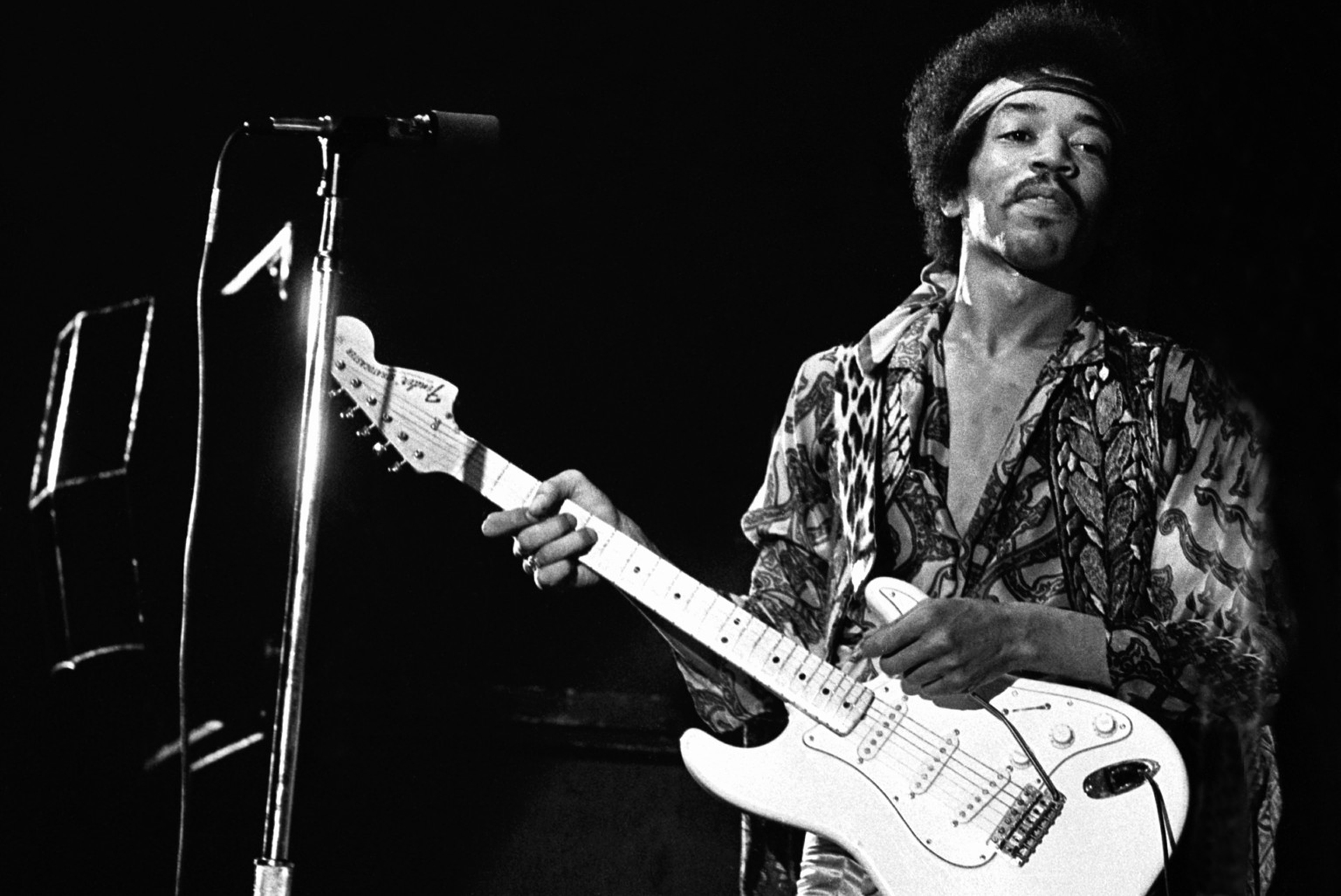 Jimi Hendrix era zurdo, tocaba la guitarra con el mástil hacia la derecha