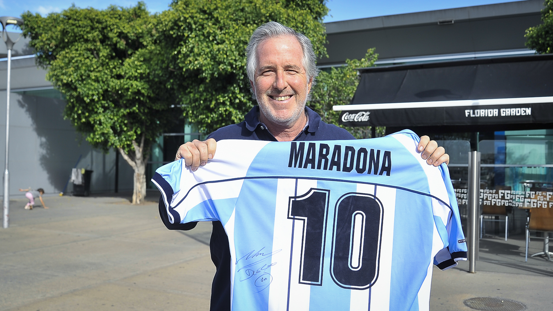 Martín lleva su camiseta firmada por Diego Maradona (Gustavo Gavotti)