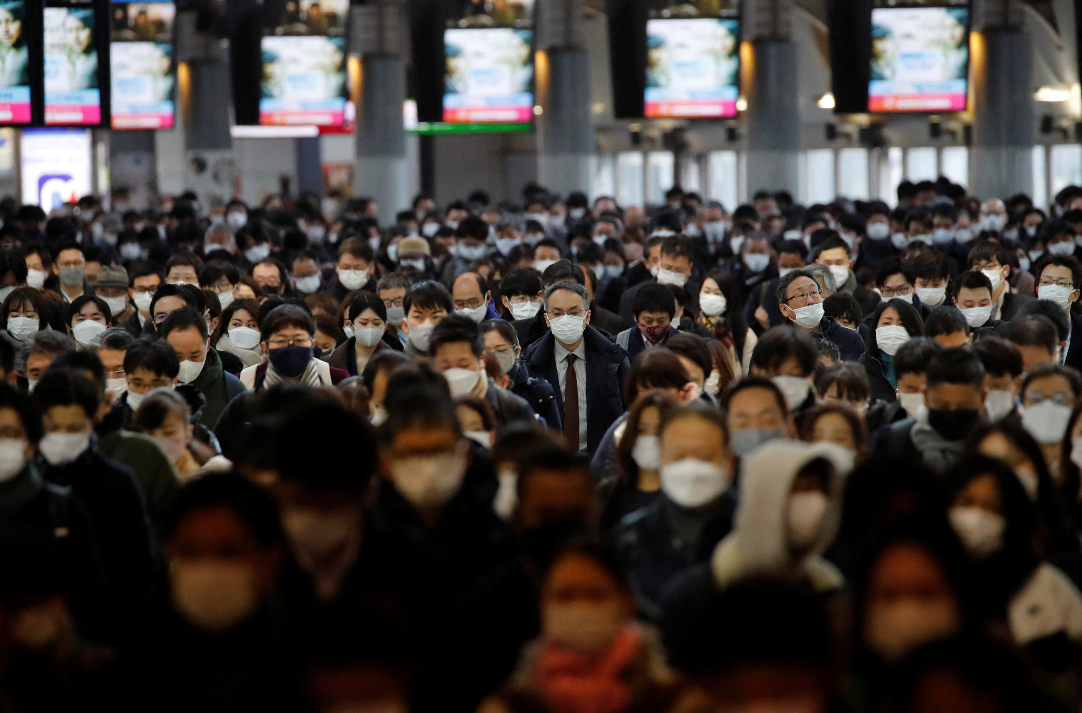 Viajeros con máscaras protectoras, en medio de la pandemia de la enfermedad del coronavirus (COVID-19), se dirigen a una estación de tren en Tokio, Japón, el 17 de enero de 2022.   REUTERS/Kim Kyung-Hoon