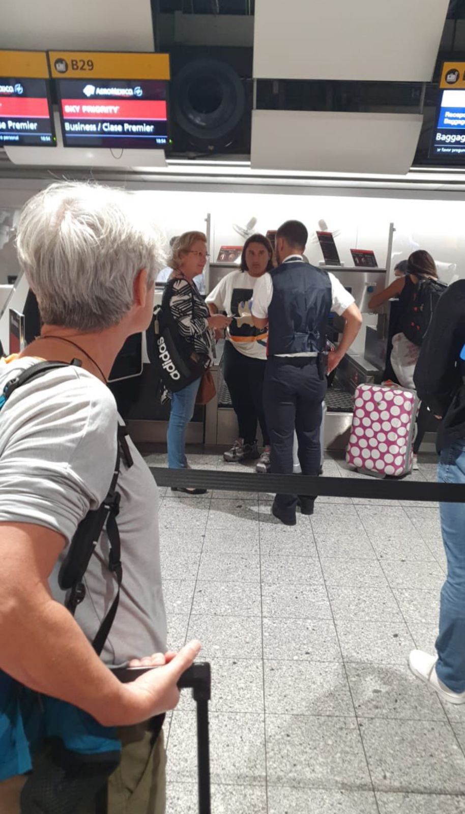 El pasado lunes 8 de agosto el hijo menor del presidente fue captado documentando en el mostrador Premier de Aeroméxico del aeropuerto Heathrow de Londres (Foto: Twitter/@ManuelVegaMX)