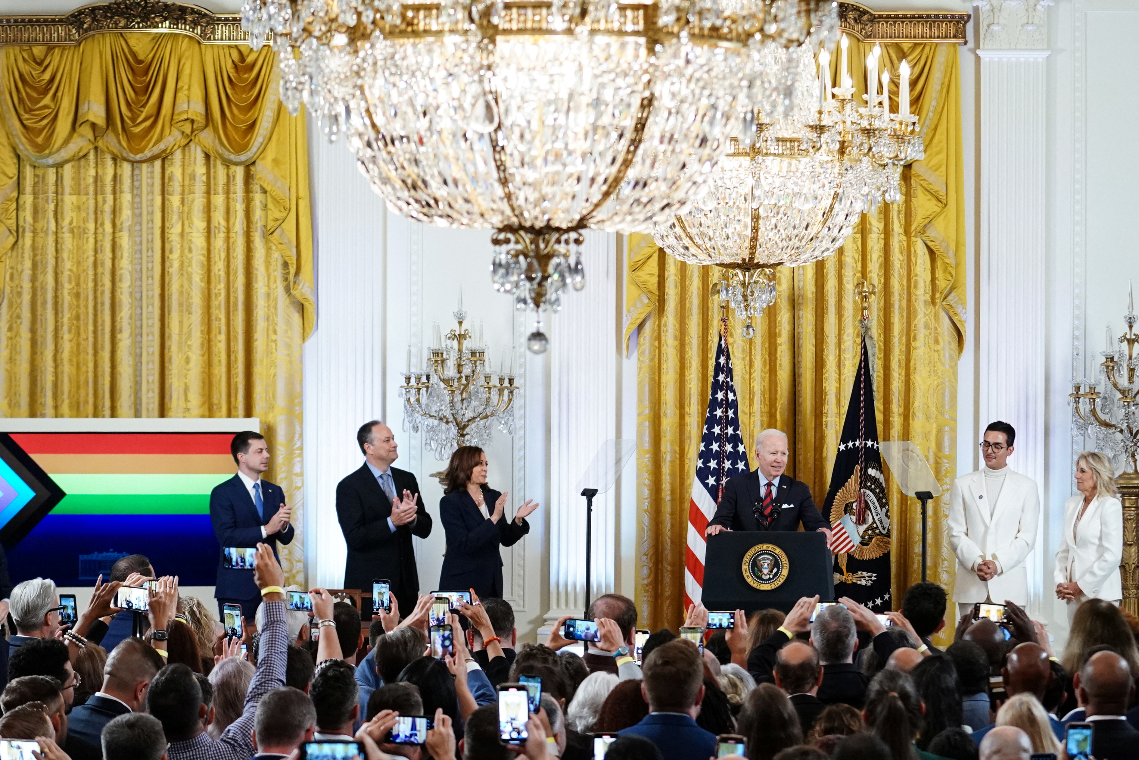 El presidente Joe Biden durante el acto realizado la semana pasada en la Casa Blanca por la celebración del Mes del Orgullo (REUTERS/Sarah Silbiger)

