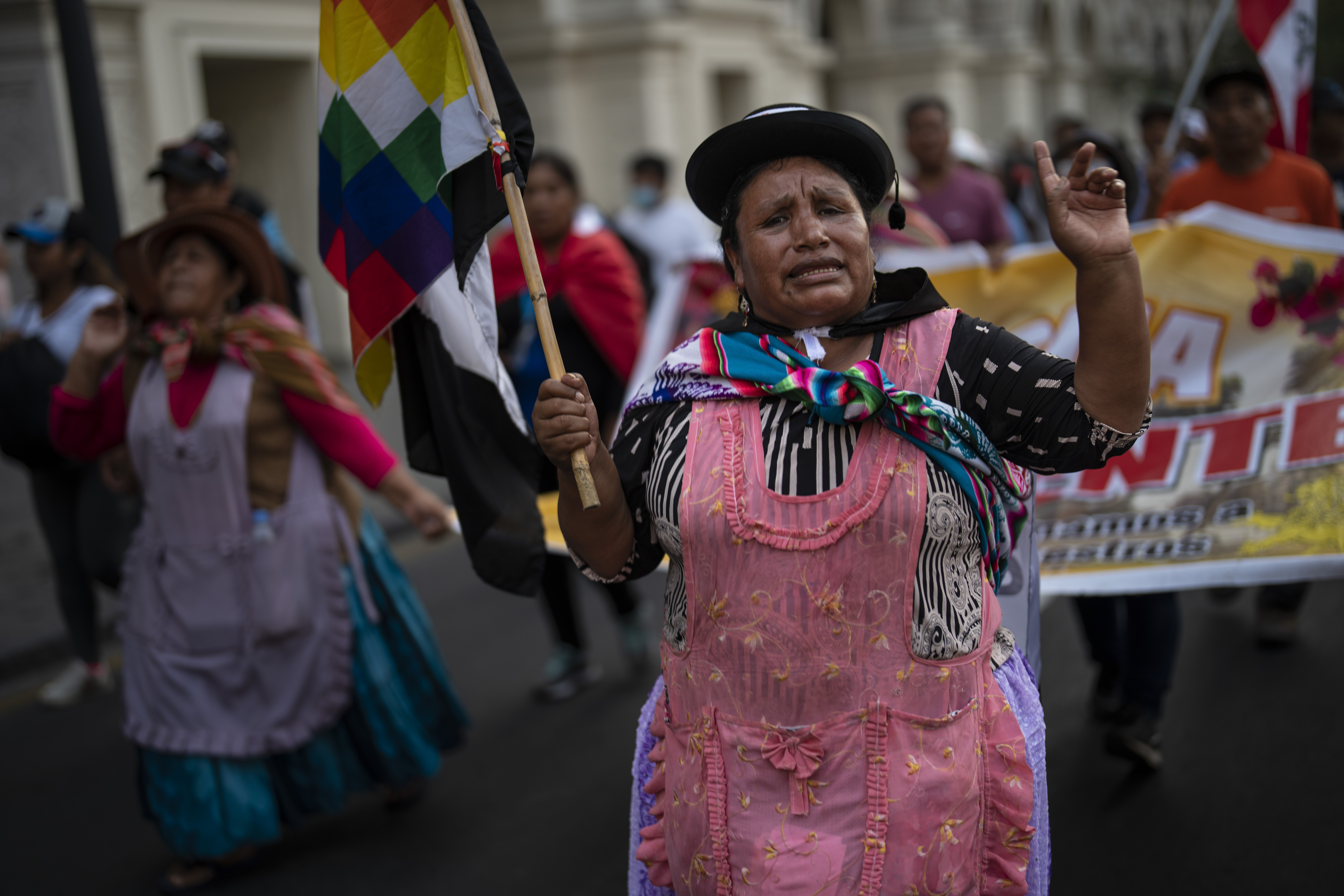Manifestantes de oposición al gobierno marchan por el centro histórico de Lima, Perú, el martes 7 de febrero de 2023. Las protestas reclaman un adelanto electoral inmediato, la renuncian de la presidenta Dina Boluarte, la liberación del destituido presidente Pedro Castillo, removido de su cargo y encarcelado por intentar disolver el Congreso en diciembre, y justicia por los manifestantes muertos en enfrentamientos con la policía. (AP Foto/Rodrigo Abd)