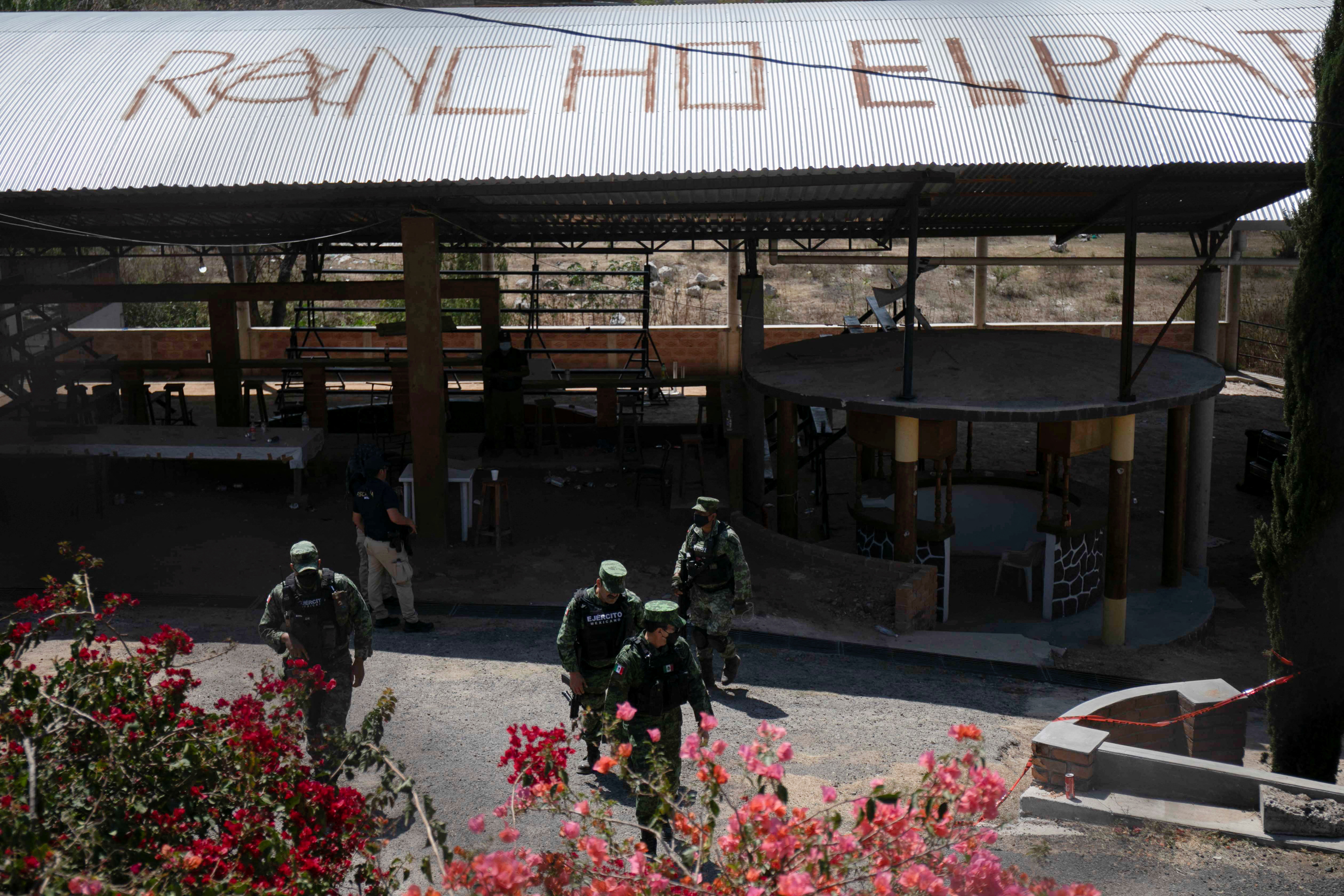 Soldados en el rancho El Paraíso, donde ocurrían peleas de gallos clandestinas (Foto: REUTERS)