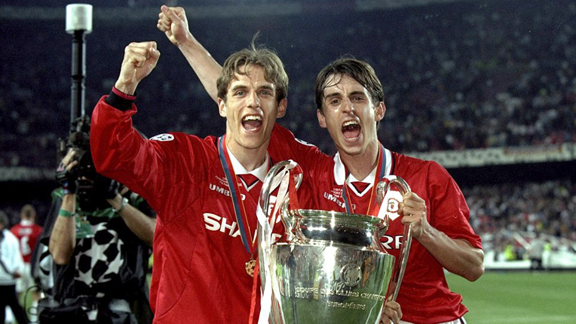 Phil Neville (izquierda) con su hermano Gary Neville celebrando la Champions League con el Manchester United. | Foto: Associated Newspapers