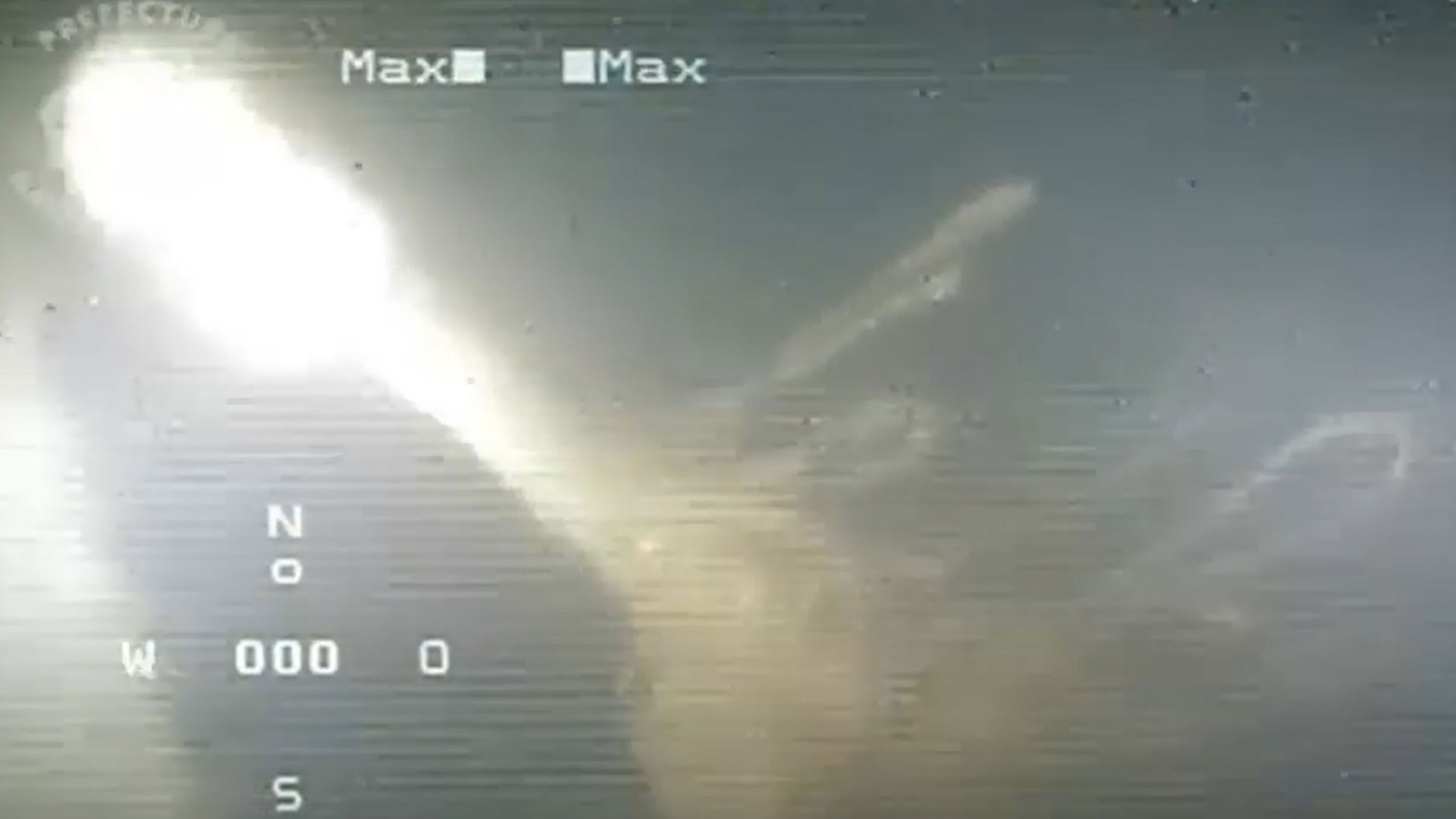 El presunto periscopio de ataque del submarino, captado por el ROV de Prefectura (Captura video)