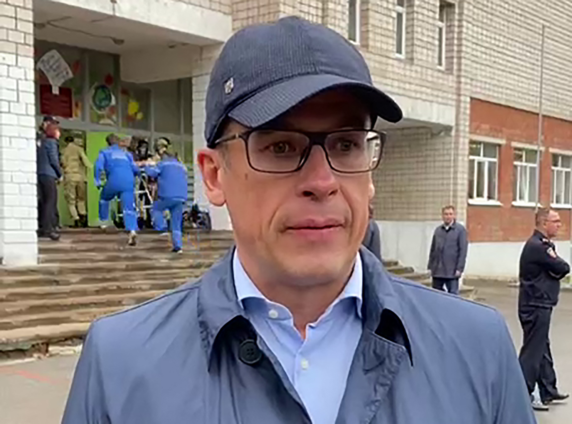 El gobernador de la región, Alexander Brechalov, confirmó que hubo “bajas y heridos entre los niños”, hablando en un comunicado en video afuera de la escuela No88 en Izhevsk. (Telegram / @brechalov / AFP) 