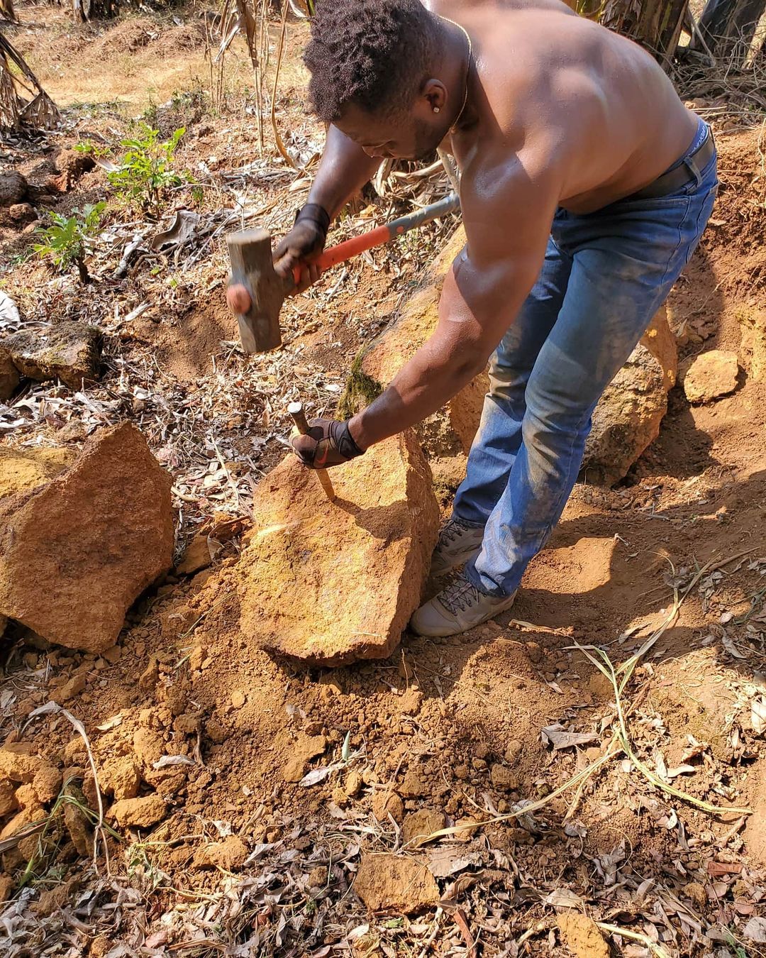 Francis Ngannou en la mina de arena en Camerún donde trabajó cuando era niño (Foto Instagram)