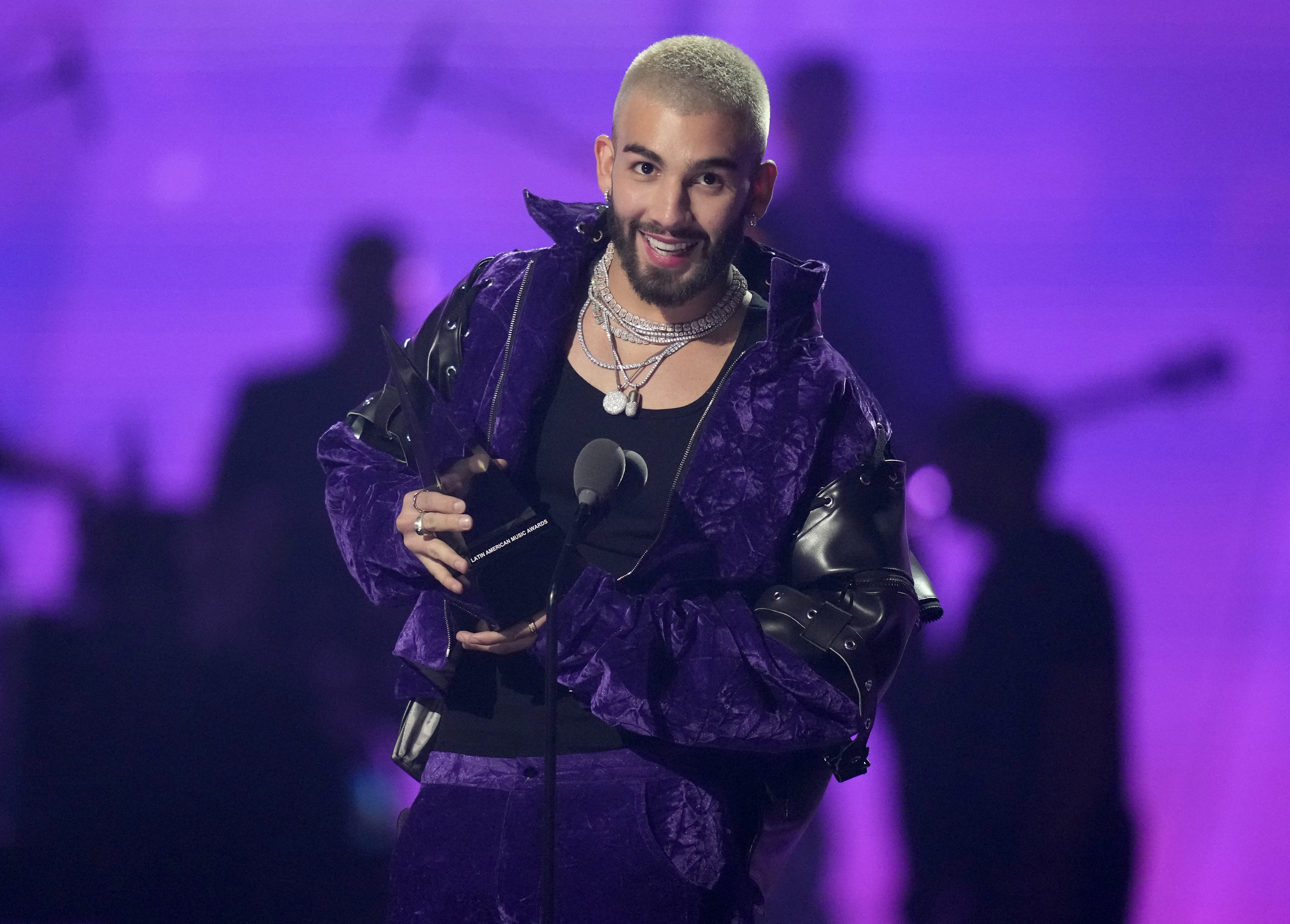 Manuel Turizo recibe el premio a mejor canción tropical por "La bachata" en los Latin American Music Awards el jueves 20 de abril de 2023 en la arena MGM Grand Garden en Las Vegas. (Foto AP/John Locher)