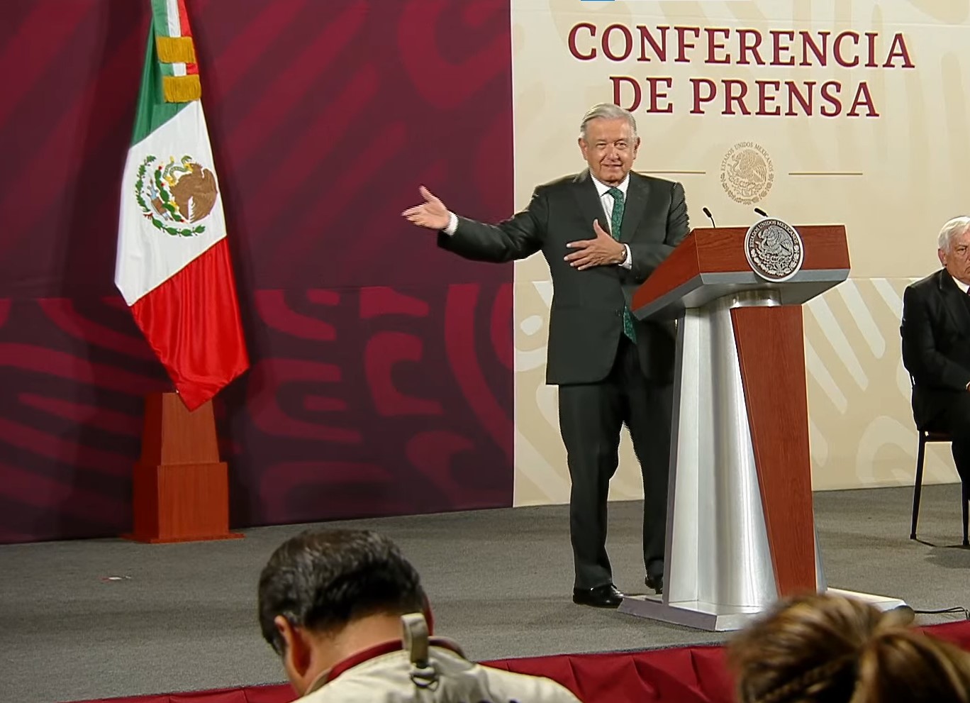 AMLO detalló en una conferencia las razones por las que los grupos criminales realizan obsequios a ala población 
(Foto: Gobierno de México)