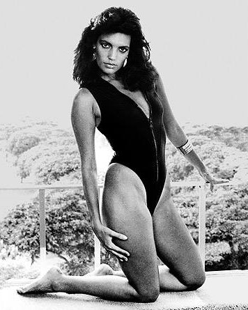 Jessica Newton, a los 21 años, modelando a puertas del Miss Perú 1987.