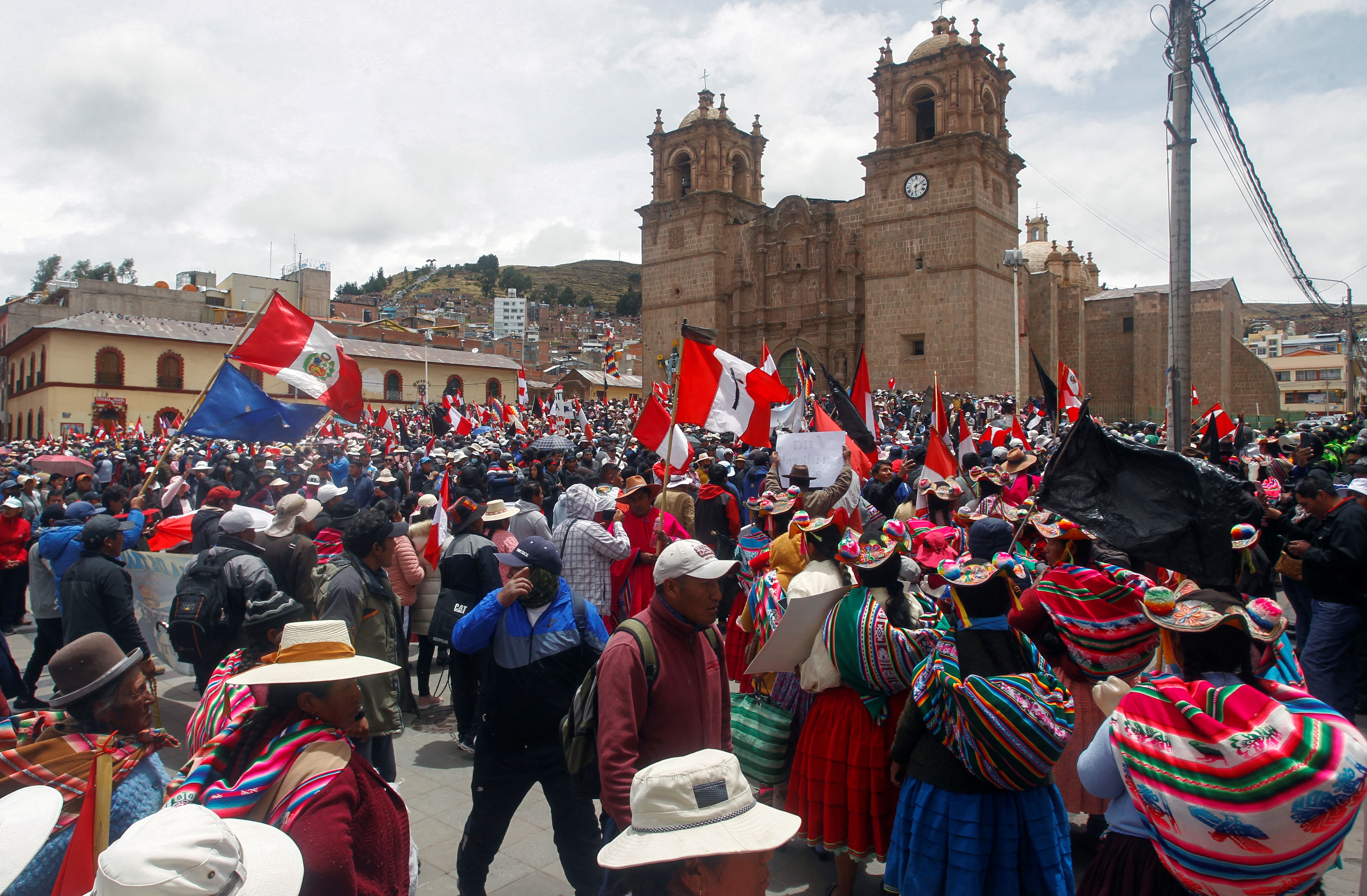 En Puno las protestas llegaron hasta la plaza de Juliaca. Miles piden adelanto de elecciones (Photo by Juan Carlos CISNEROS / AFP)