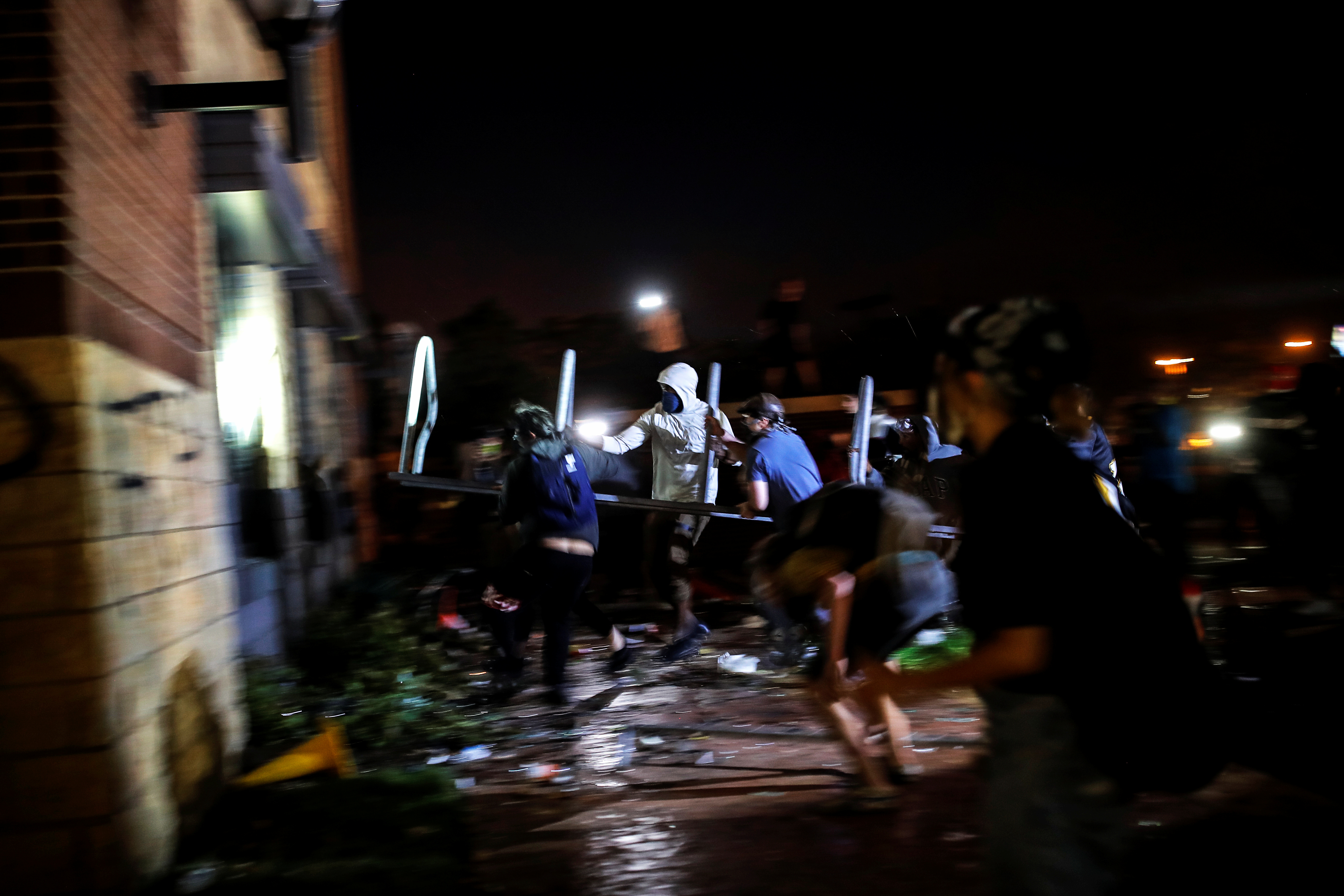 Manifestantes intentado ingresar a la estación de policía (Reuters/ Carlos Barria)