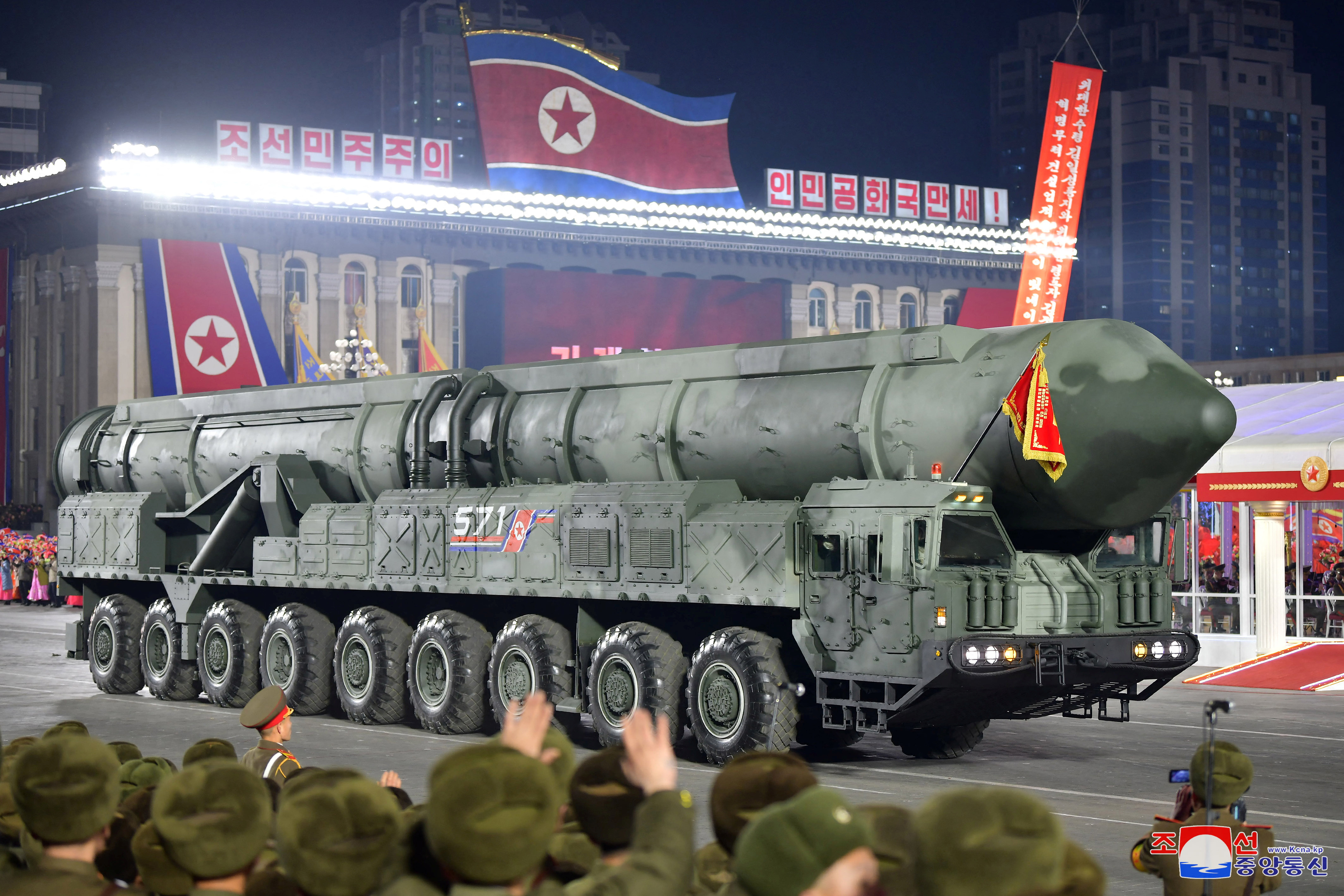 El nuevo misil exhibido por Corea del Norte en el desfile en Pyongyang (fotos: KCNA)