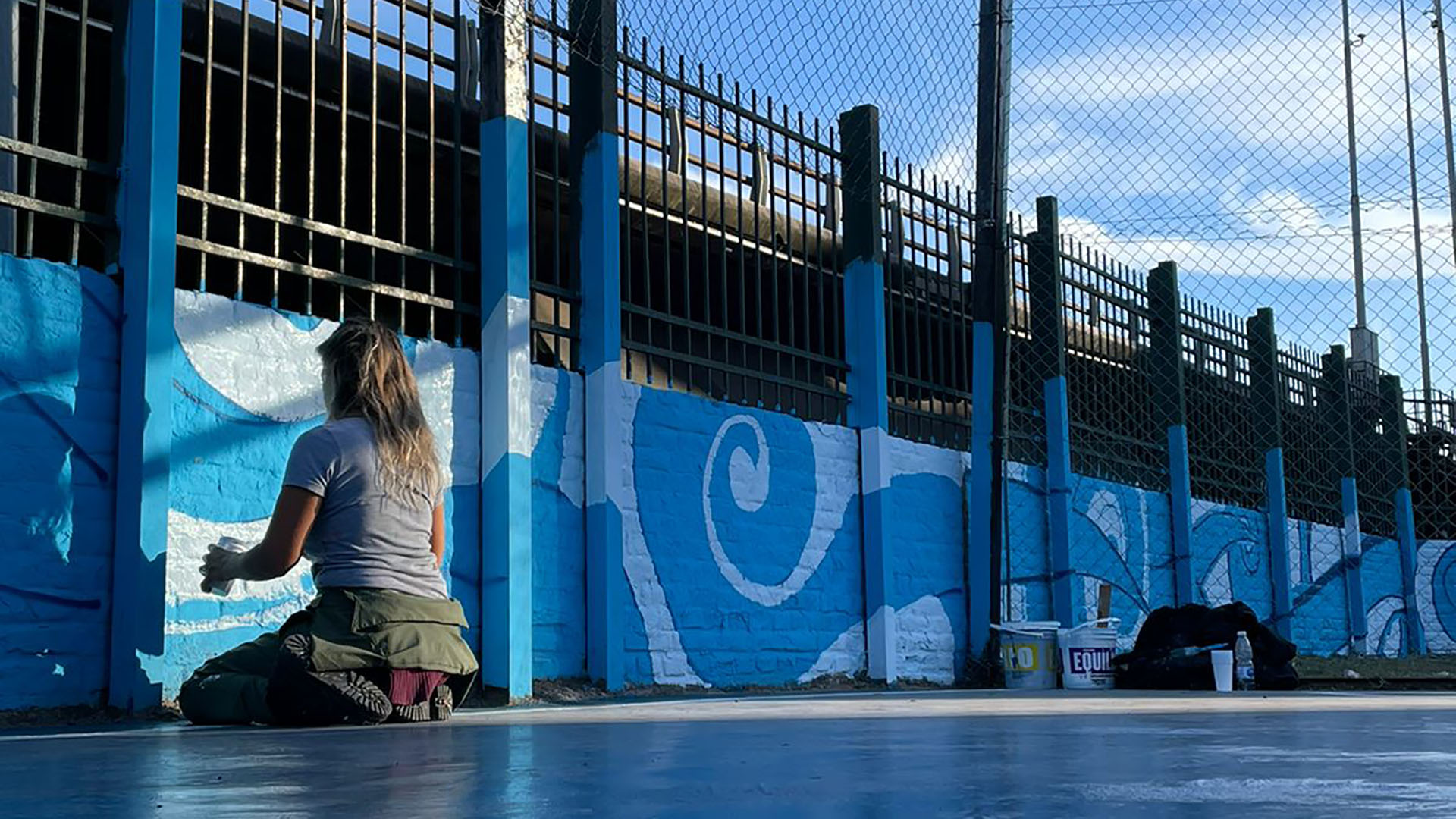 Para pintar el mural, se trabajó por cinco jornadas y en 48 horas fue pintado por Victoria. "Hacemos un arte activo bastante rápido porque son como entrenamientos pictóricos y las jornadas se extienden hasta 12 horas" (@pintaargentinaok)