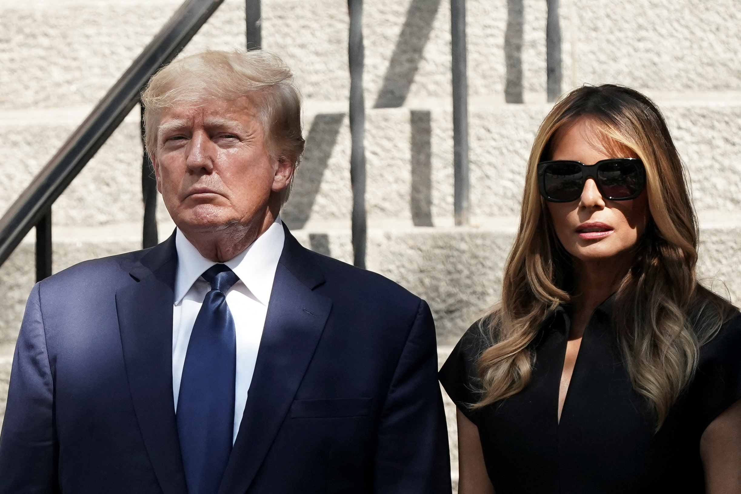 El ex presidente Donald Trump y su esposa Melania asisten al funeral de Ivana Trump en Nueva York el 20 de julio de 2022 (REUTERS/Jeenah Moon)