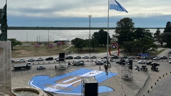 Sorpresa frente al Monumento a la Bandera: Rosario le dice "Gracias" a Messi con una camiseta gigante