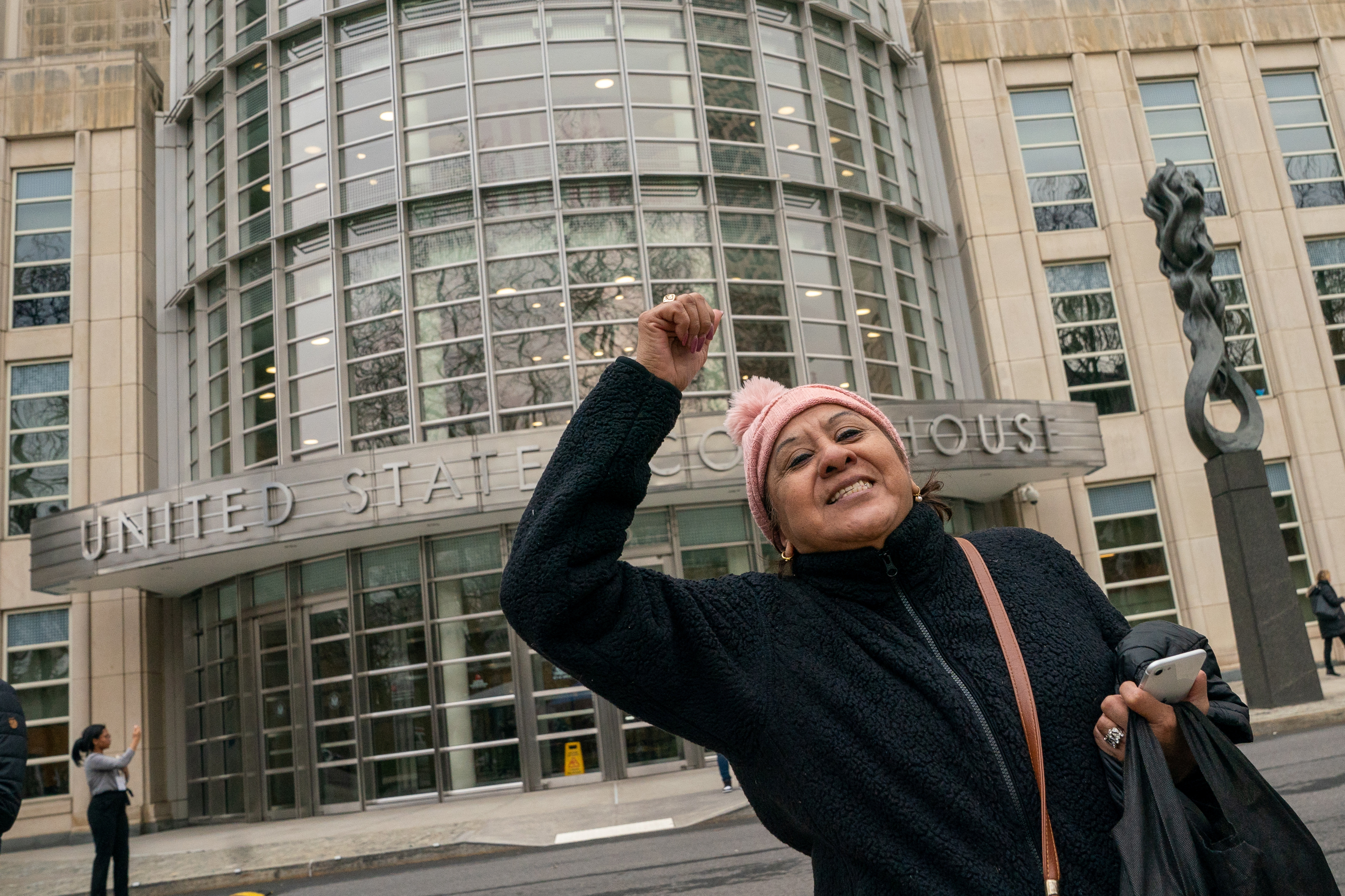 La gente celebró la condena del exjefe de seguridad Genaro García Luna  por cargos de corrupción y tráfico de drogas afuera de la Corte Federal de los Estados Unidos en Brooklyn. Foto: REUTERS/David Dee Delgado