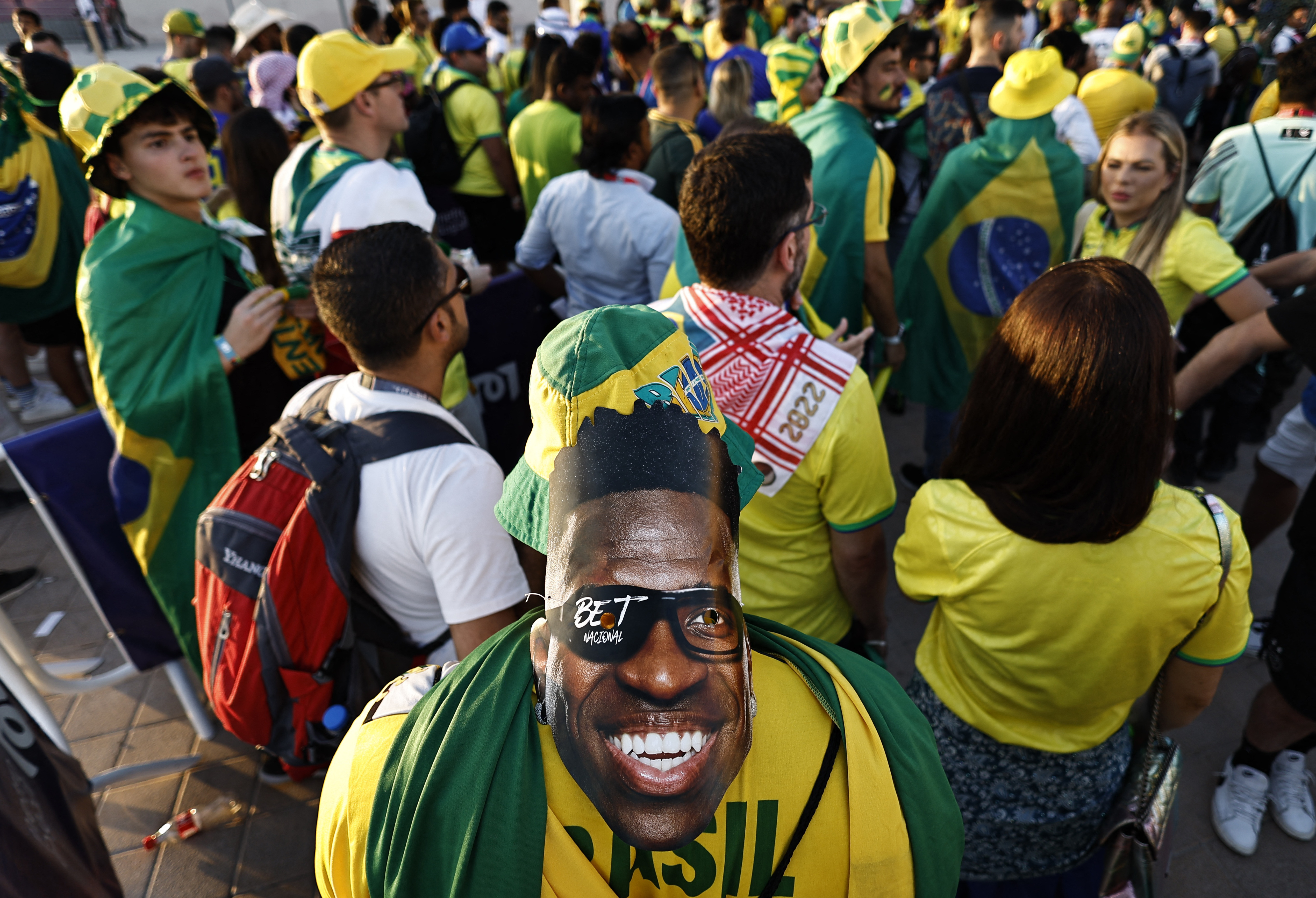 Un fan brasileño con la mascarilla de Vinicius Junior fuera de la estación del metro de Al Qassar | REUTERS/Hamad I Mohammed