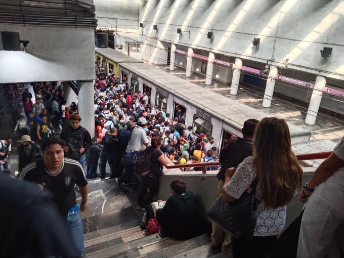 Retrasos en Línea A Metro CDMX (Twitter/@Itzelalaniz23)
