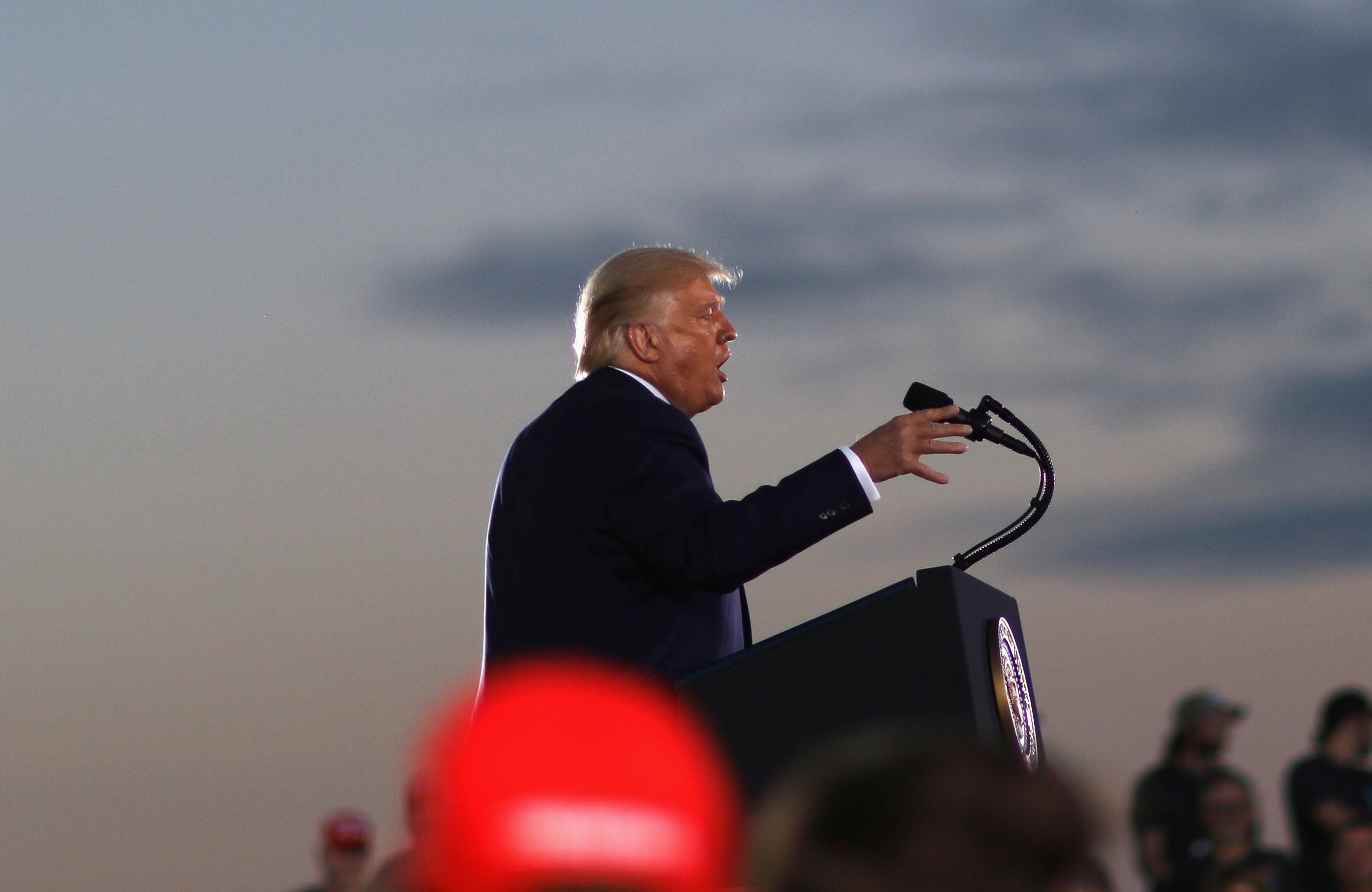 Donald Trump da un discurso de campaña mientras espera una aceleración de la recuperación económica, el jueves en el Aeropuerto Arnold Palmer de Latrobe, Pennsylvania (REUTERS/Leah Millis)
