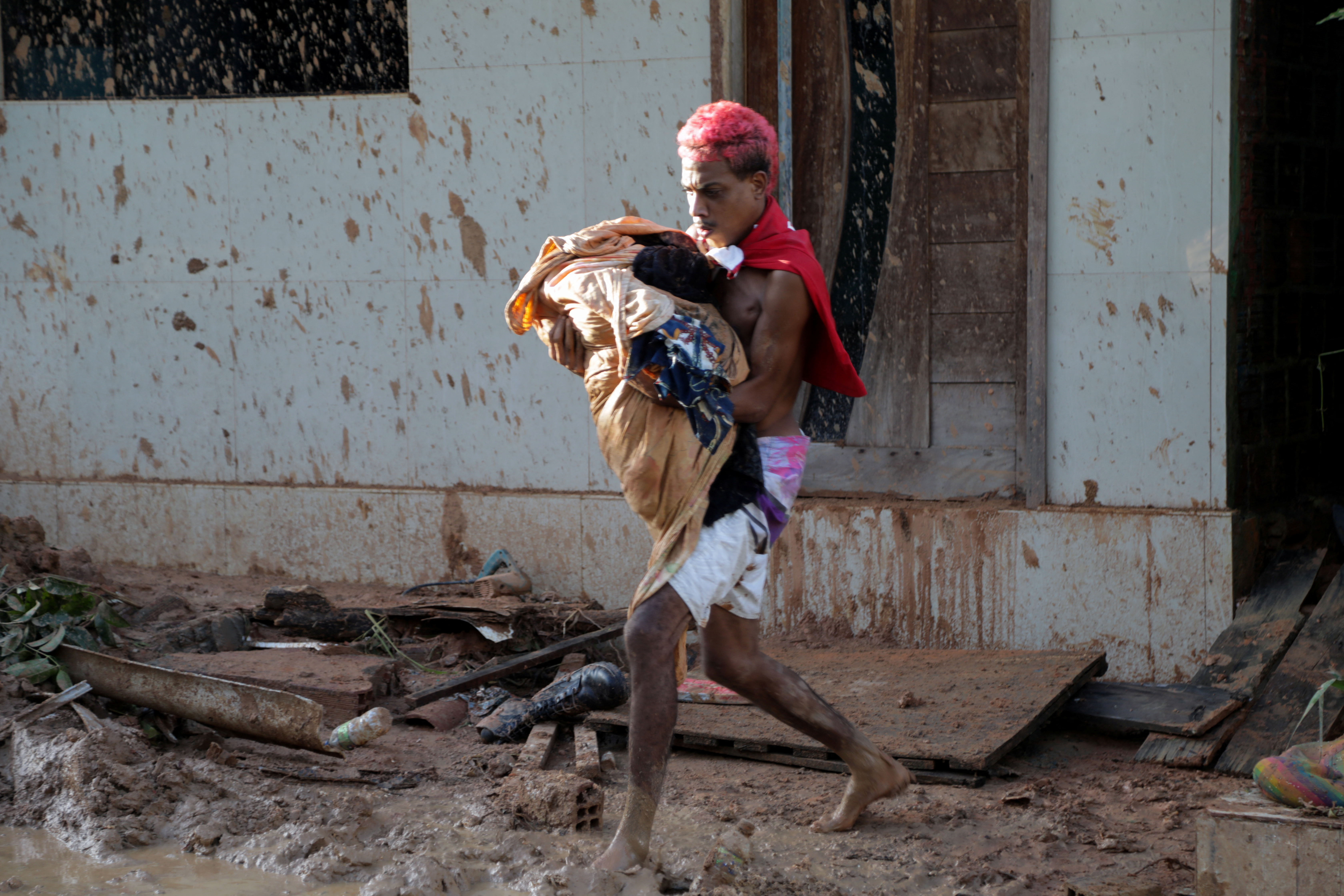 Una persona saca sus pertenencias de su casa (REUTERS/Diego Nigro)