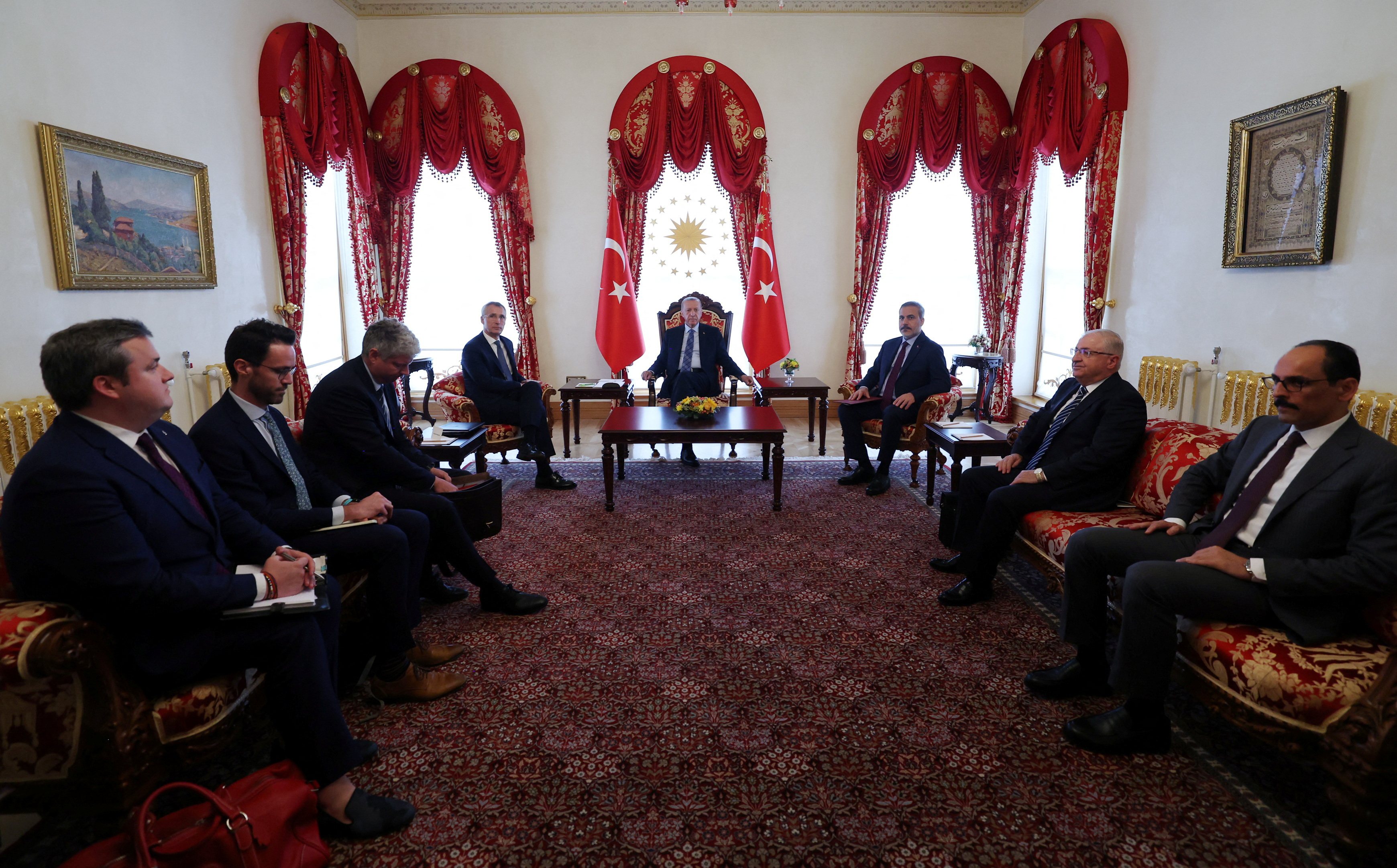 La reunión de Stoltenberg con el mandatario turco en Estambul (Reuters)