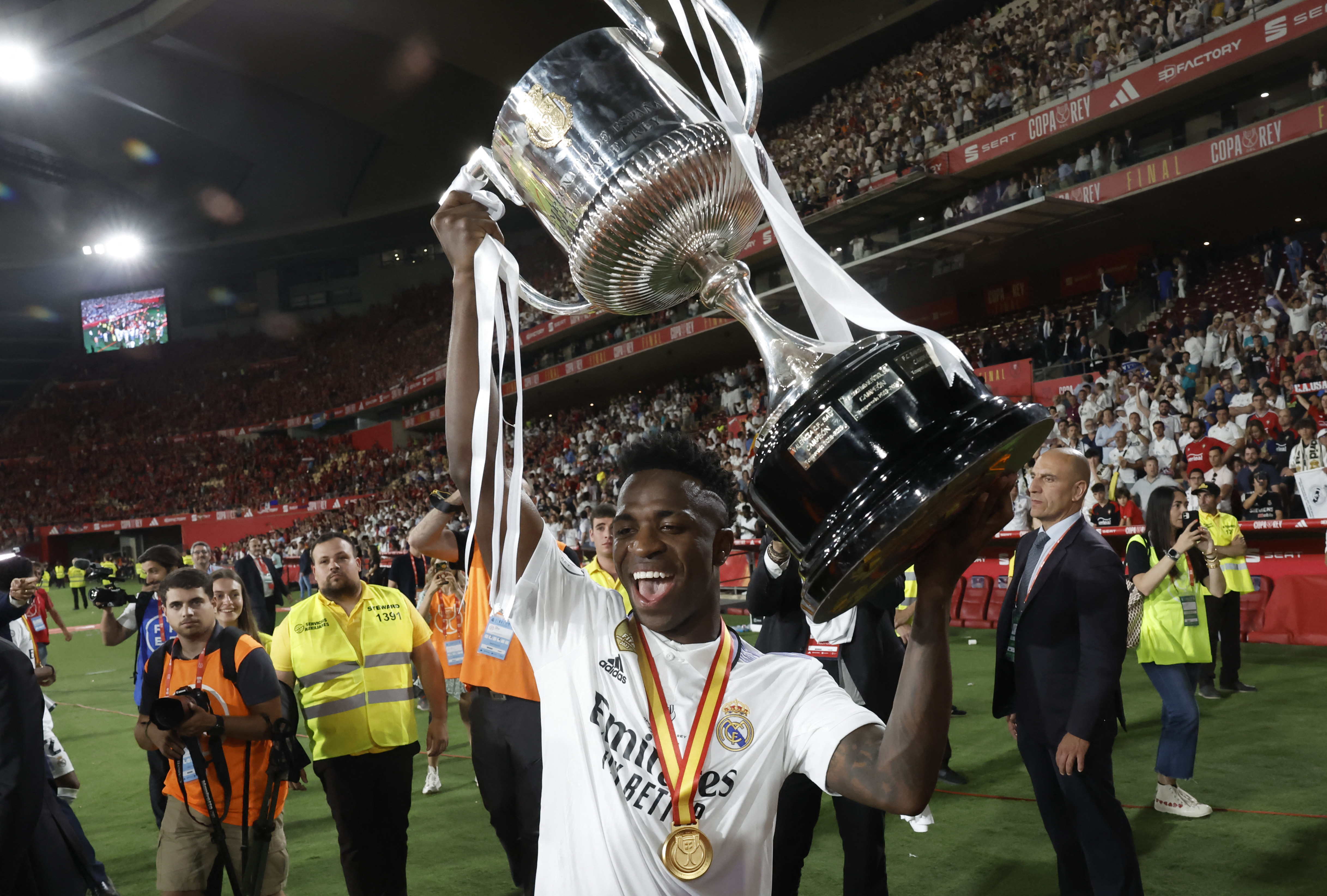 Vinícius posa con el trofeo de la Copa del Rey ganado ante Osasuna (REUTERS/Jon Nazca).