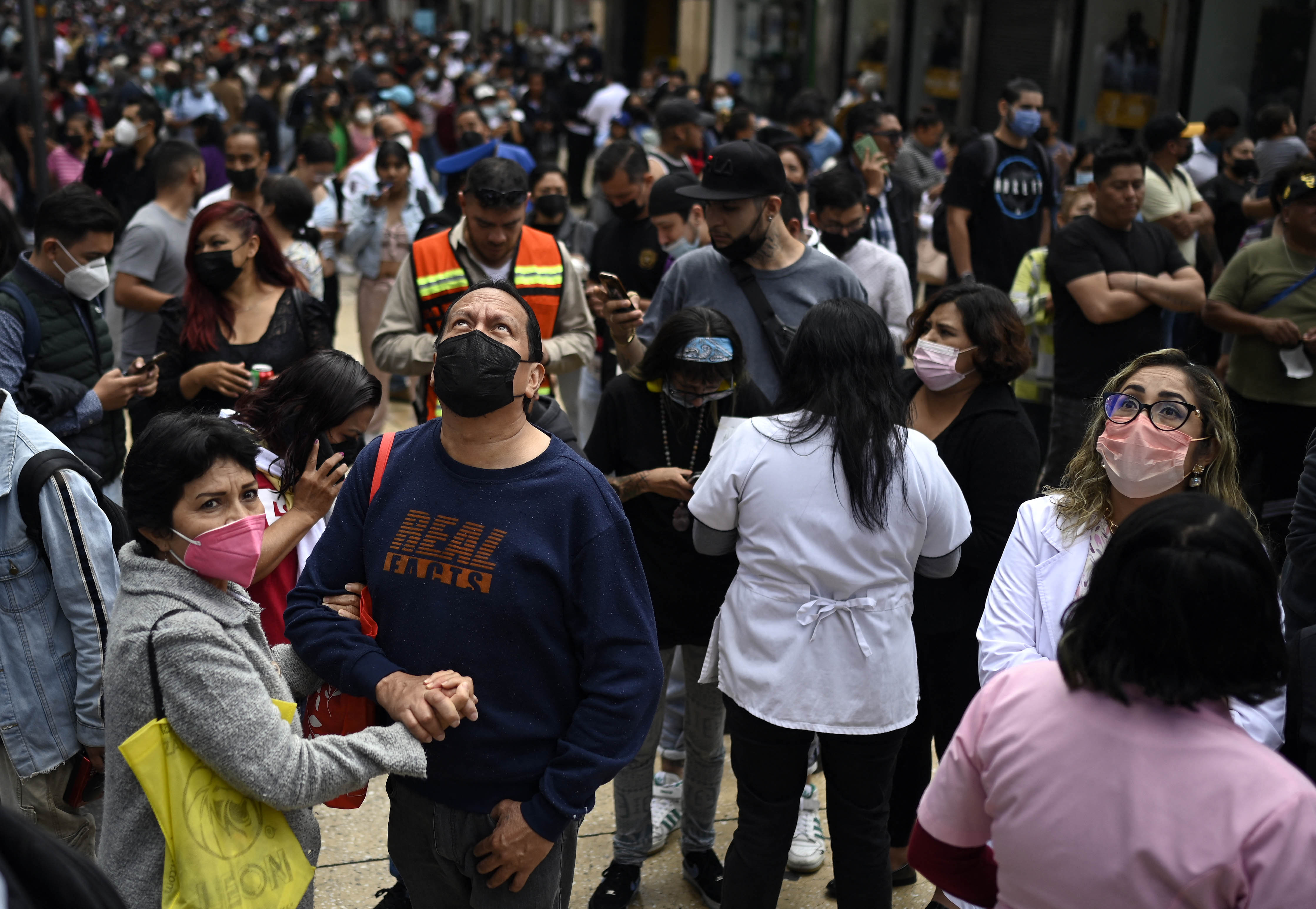 Miles de personas se concentran en las calles tras un sismo de 7.7 grados. (Foto: AFP)