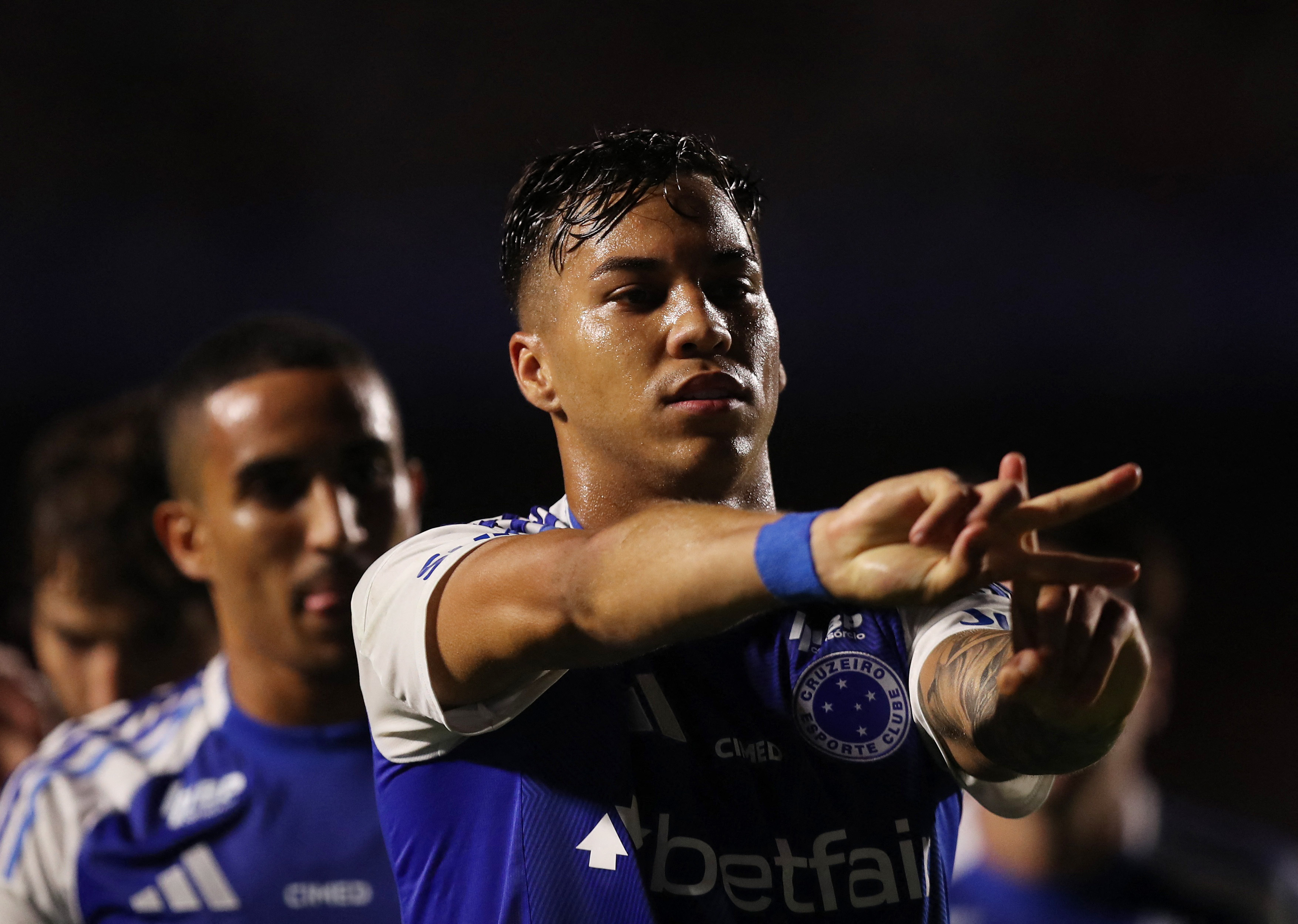 Le arrojaron un vaso durante un festejo de gol, lo atajó en el aire y se lo tomó: “Sólo lo vi venir y lo agarré”