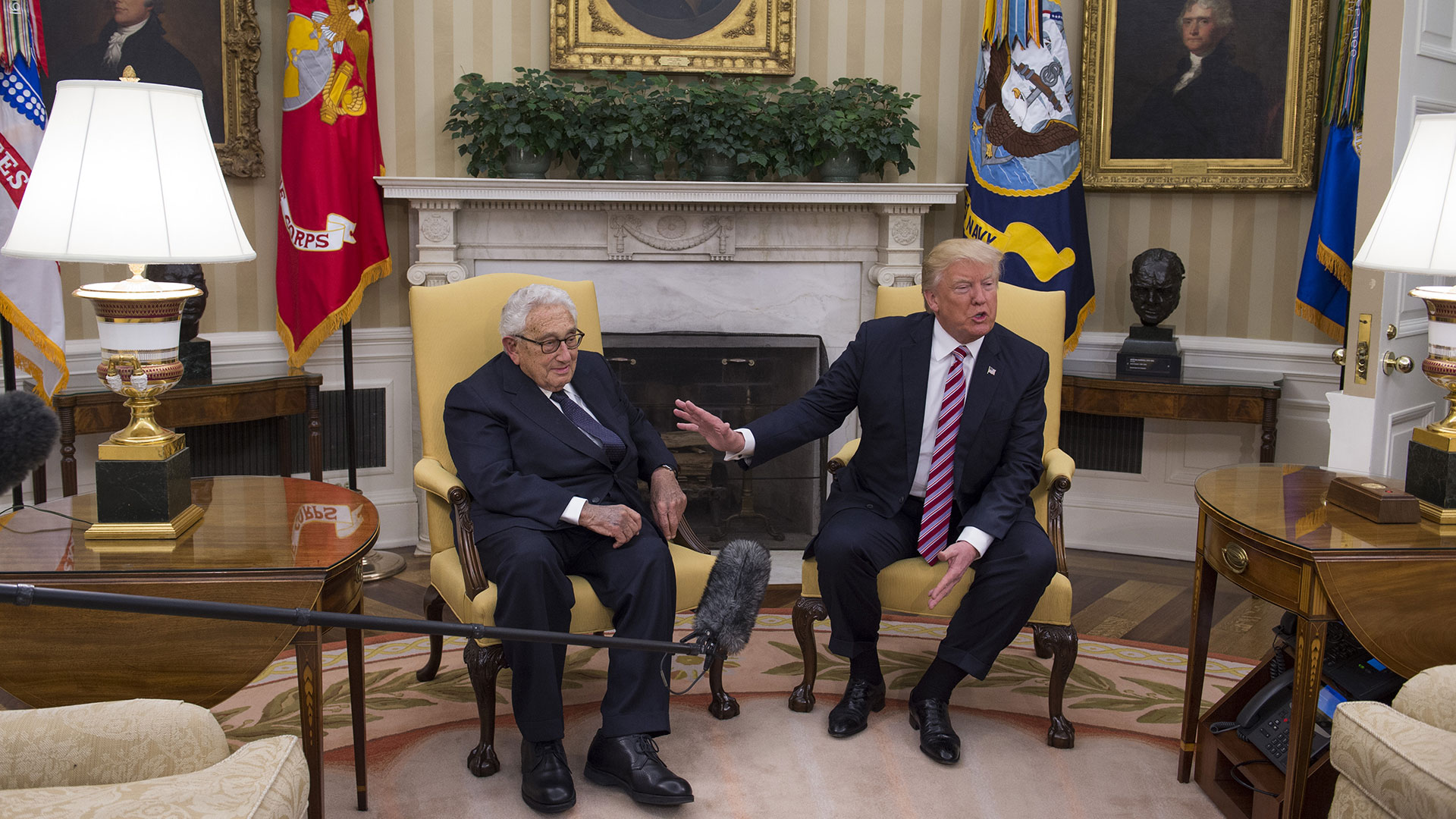 Henry Kissinger en el Salón Oval de la Casa Blanca junto a Donald Trump en 2017 (Molly Riley-Pool/Getty Images)