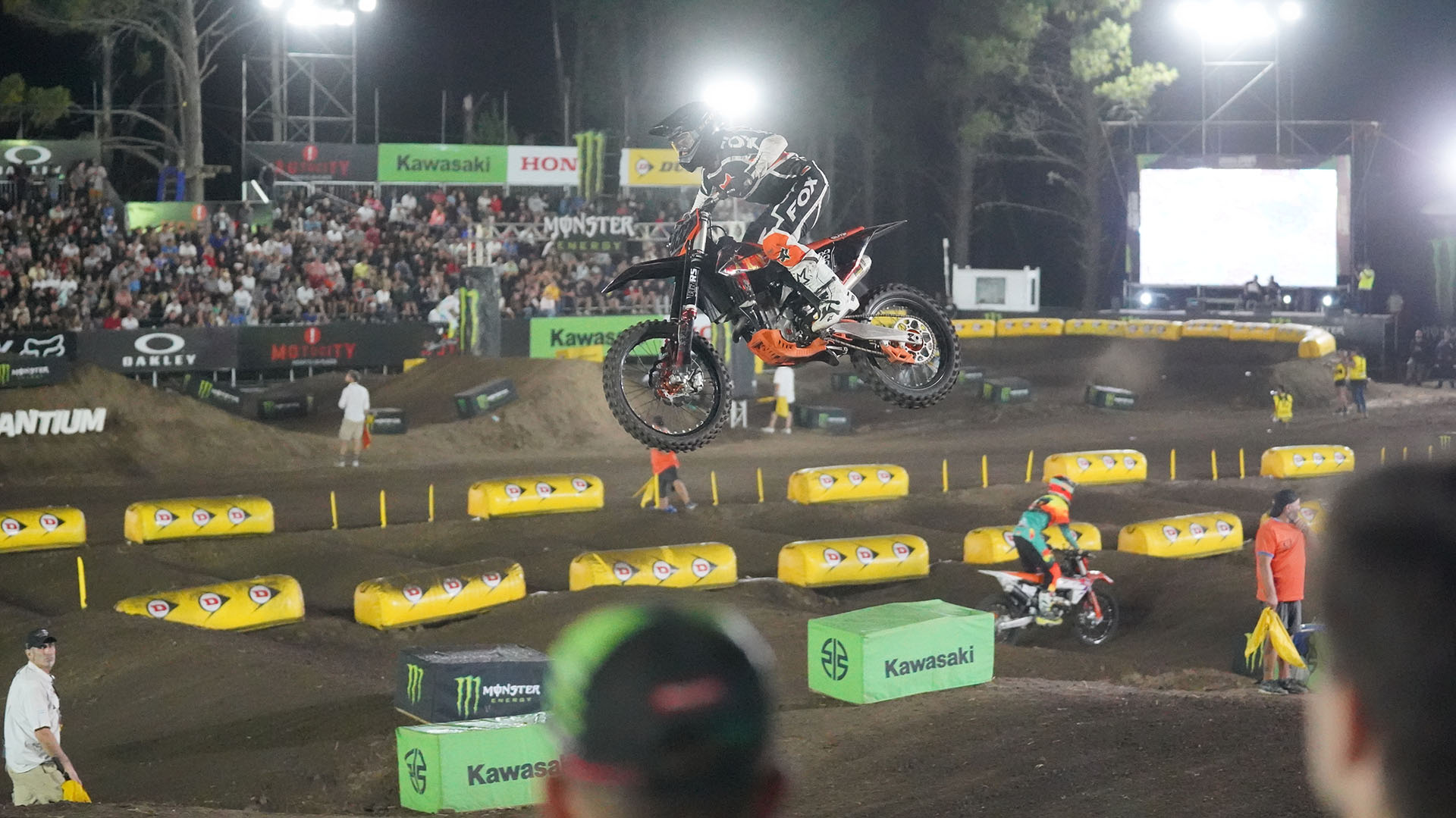 Supercross en Pinamar: decenas de pilotos mostraron sus destrezas en un evento a pura adrenalina