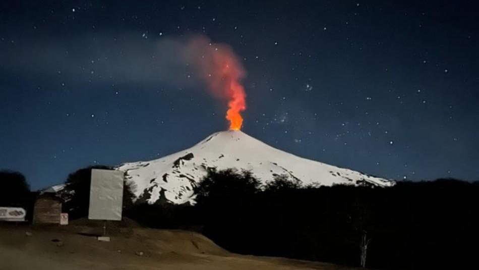 La actividad registrada en el volcán Villarrica lo mantiene como el de mayor riesgo de erupción en el país (AFP)
