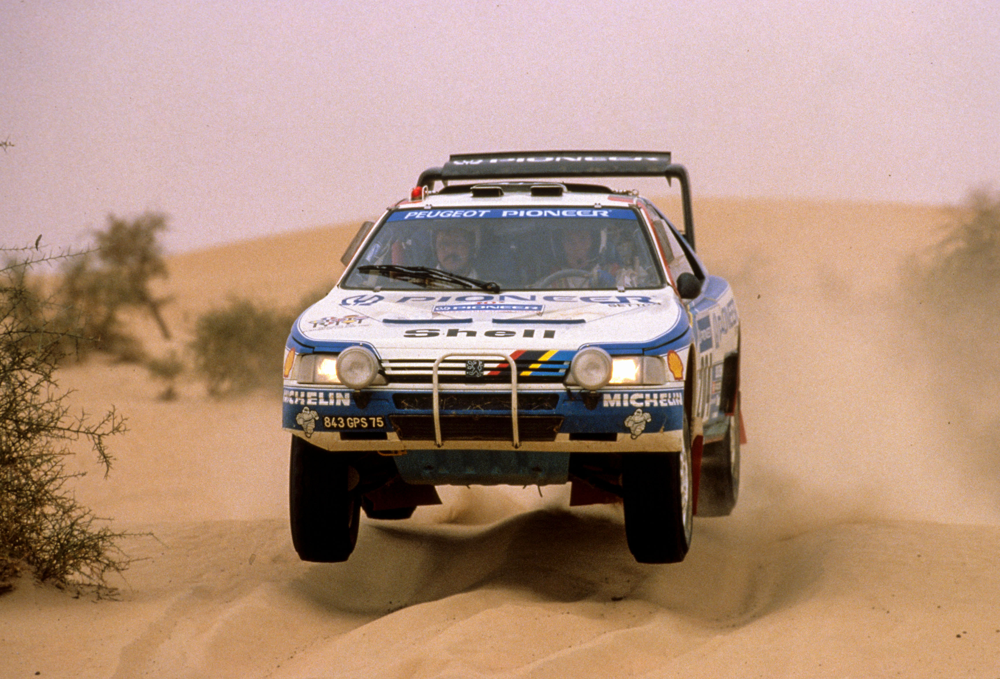 Vatanen en acción sobre el Peugeot 405, el auto que le robaron en el Rally Dakar 1988 (Crédito: Prensa Peugeot Sport)