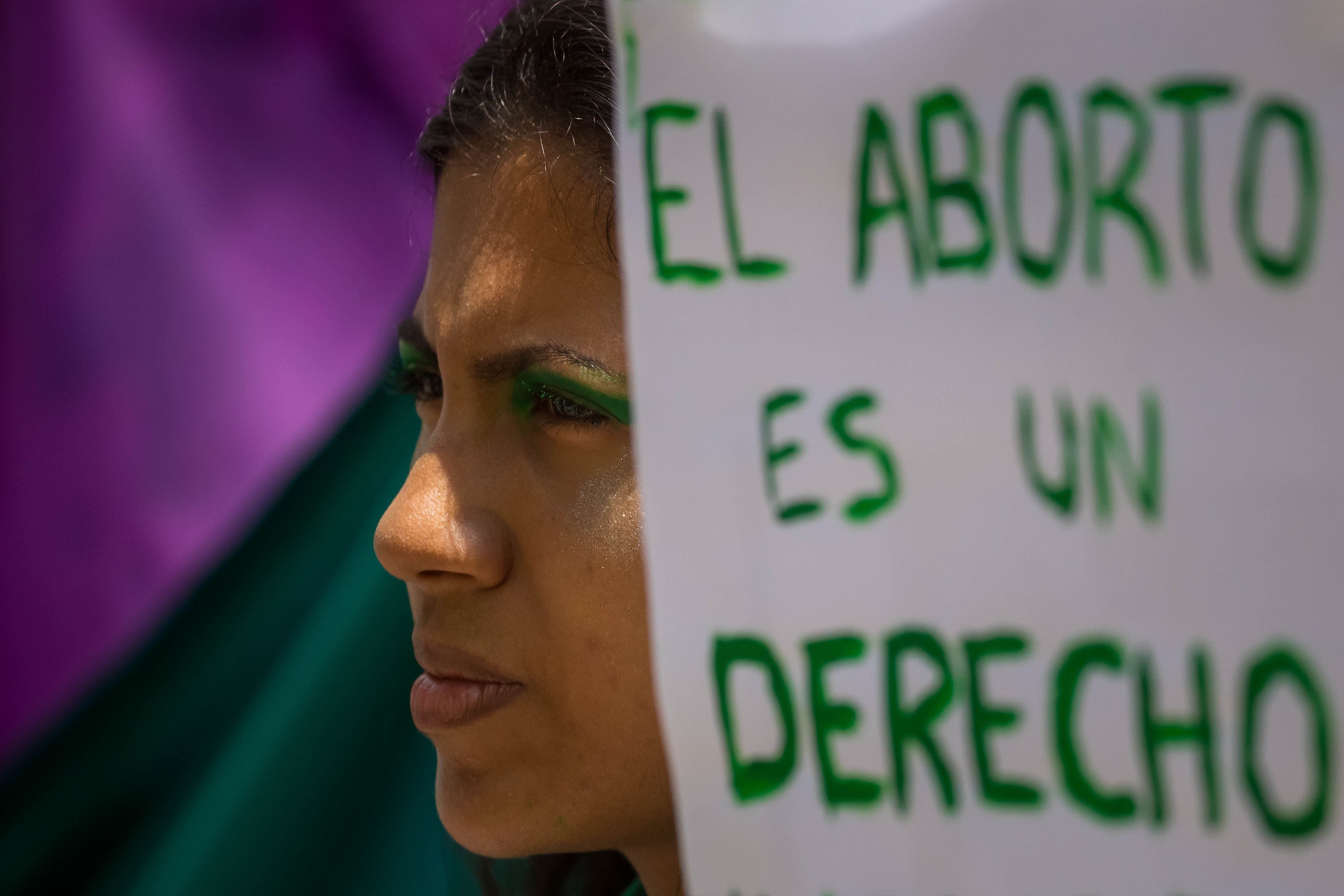 Fotografía de archivo de una mujer que participa en una manifestación para exigir el aborto legal. EFE/ Miguel Gutiérrez

