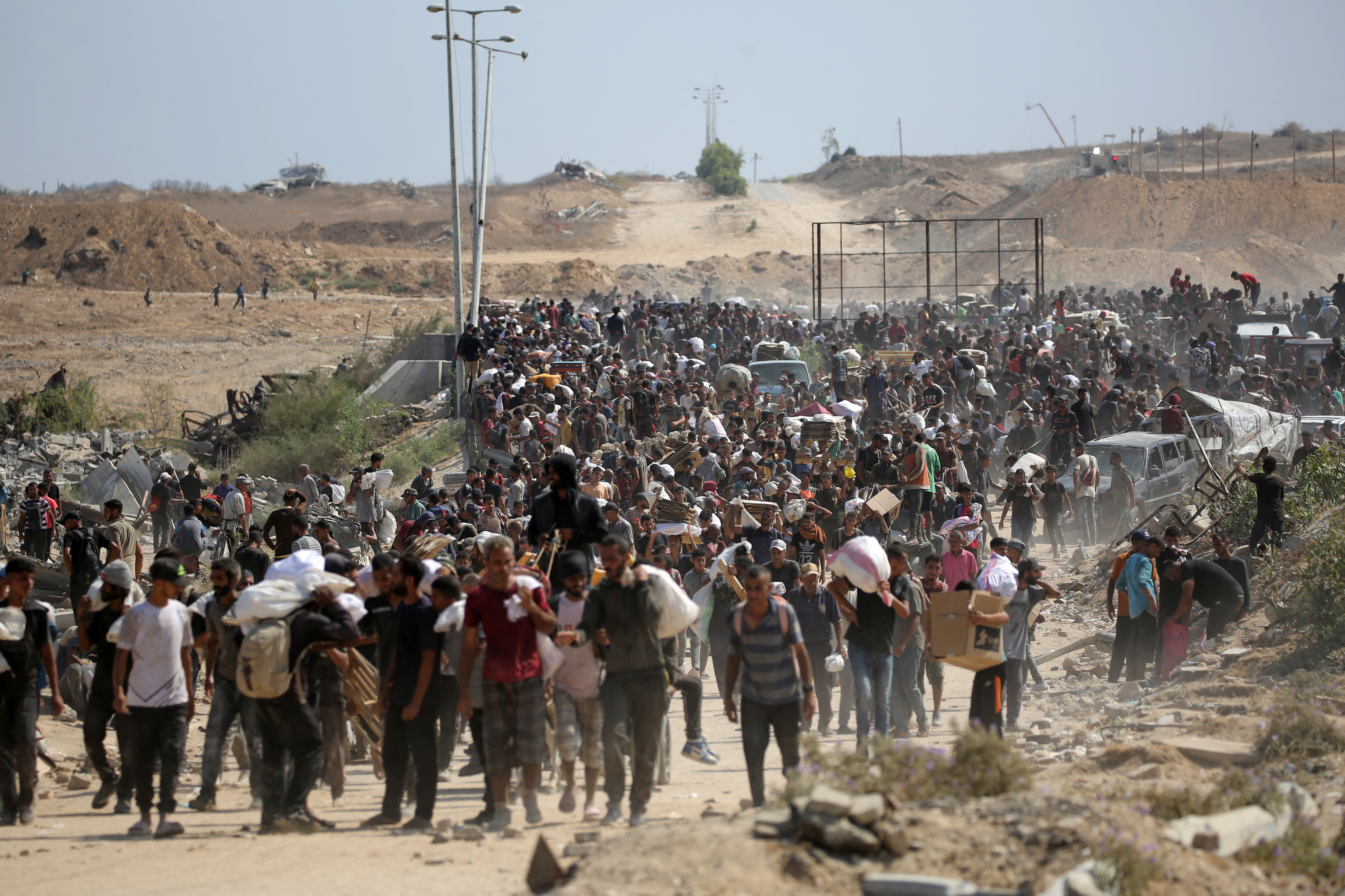 Saqueos, caos y disparos indiscriminados: por qué la ayuda humanitaria no llega a quienes más la necesitan en Gaza