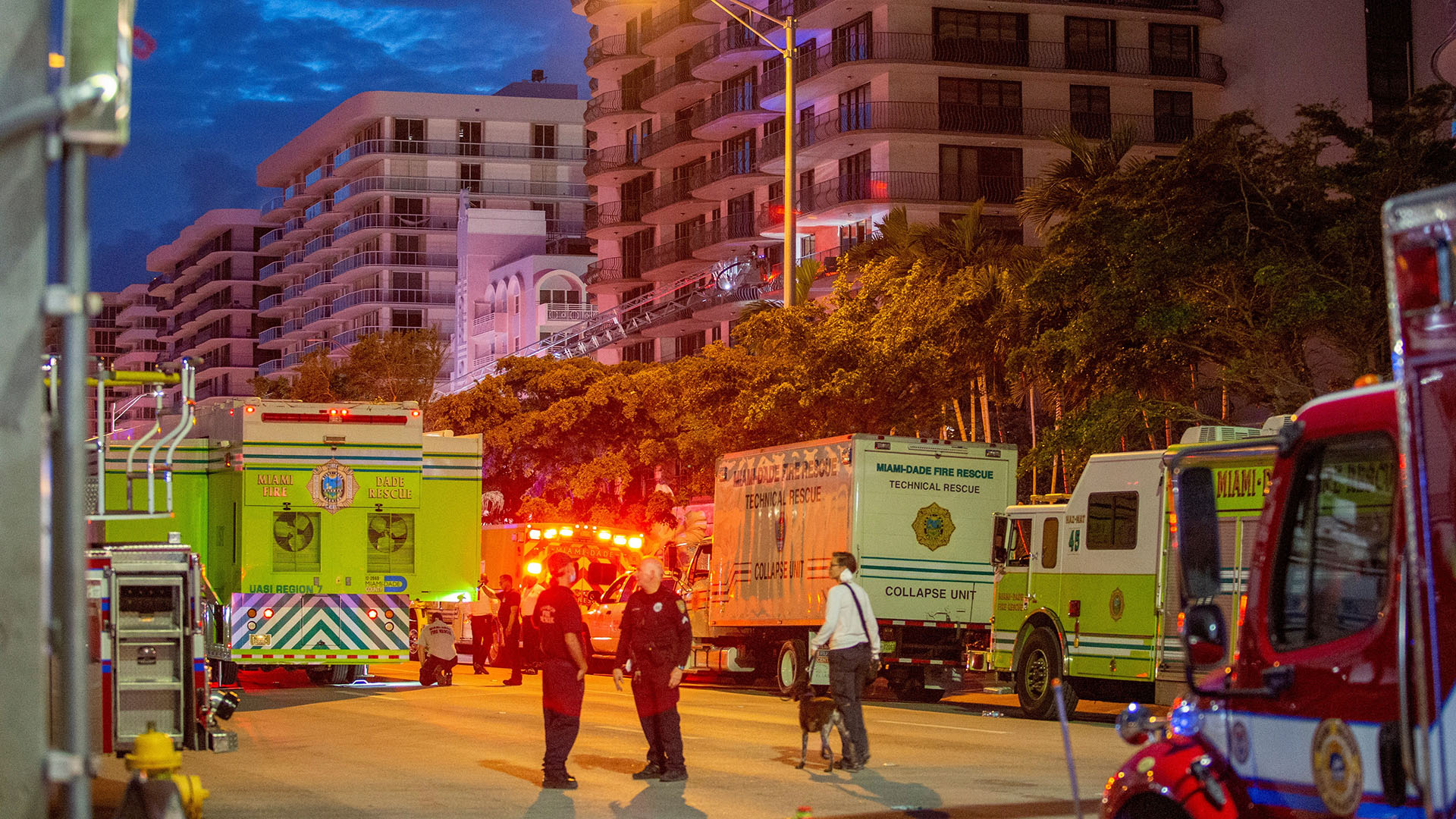 El equipo de rescate de Miami-Dade trabaja en el colapso parcial de un edificio de condominios de 12 pisos en Surfside, Florida, Estados Unidos, el 24 de junio de 2021 (EFE/ EPA/ Cristobal Herrera-Ulashkevich)