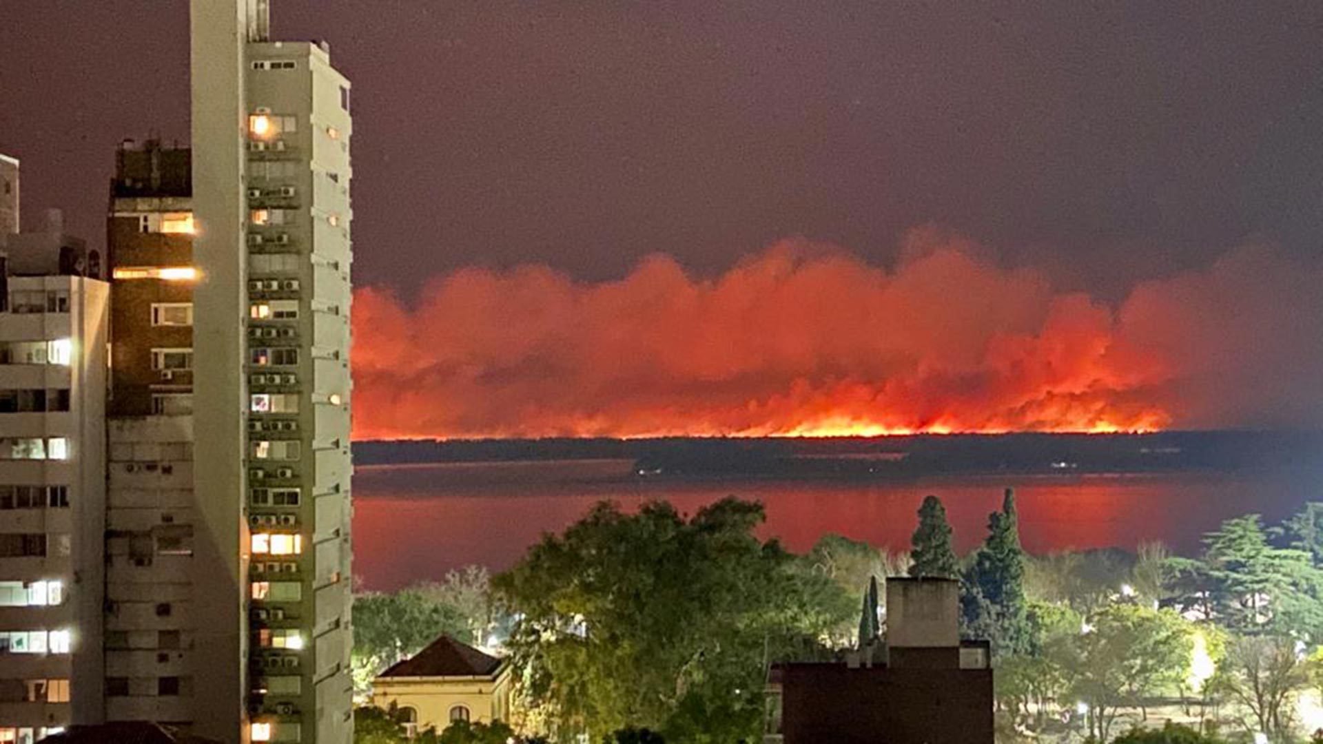 Así se veía el incendio desde la ciudad de Rosario el domingo por la noche. (Centro Integrado de Operaciones Rosario)