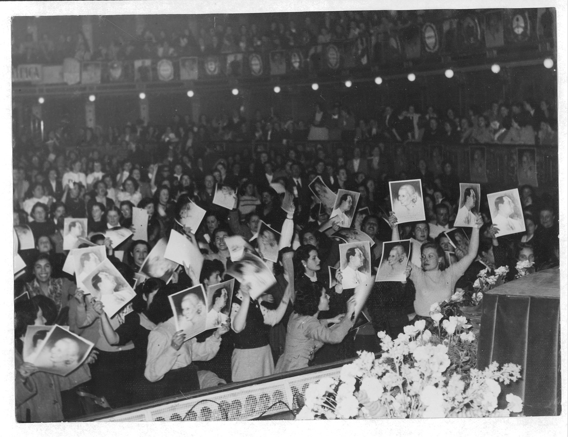 Evita eligió a 23 jóvenes mujeres instruidas y de su más alta confianza para ser las delegadas censistas. Ellas debieron organizar el partido en cada provincia y territorio nacional. Sus tareas fueron censar (otra forma de decir afiliar) a las mujeres peronistas y unificar todos los centros cívicos femeninos del peronismo bajo su esfera (Archivo General de la Nación)