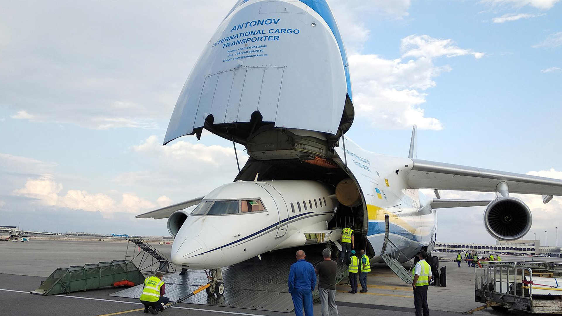 Un avión Lear Jet sin alas puede ser almacenado en el Antonov-An 225, con solo levantar su cabina y extender su rampa delantera