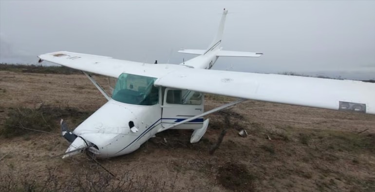 Una avioneta tuvo una falla en pleno vuelo y aterriz&oacute; de emergencia en un campo de Trelew