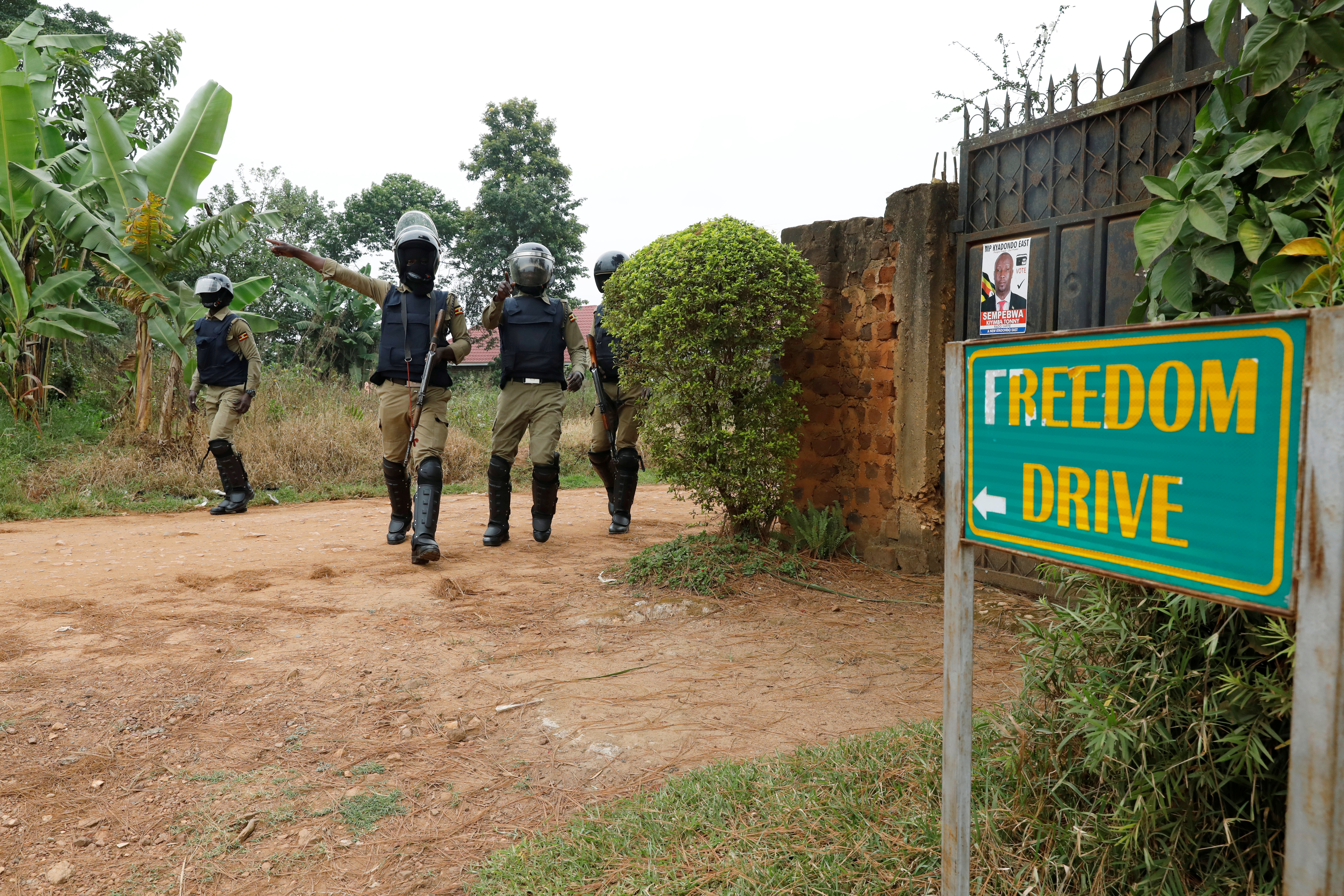 Agentes de la policía ugandesa ordenan a los periodistas que abandonen una carretera que conduce a la casa de Bobi Wine en Kampala, Uganda, el 16 de enero de 2021 (REUTERS/Baz Ratner)