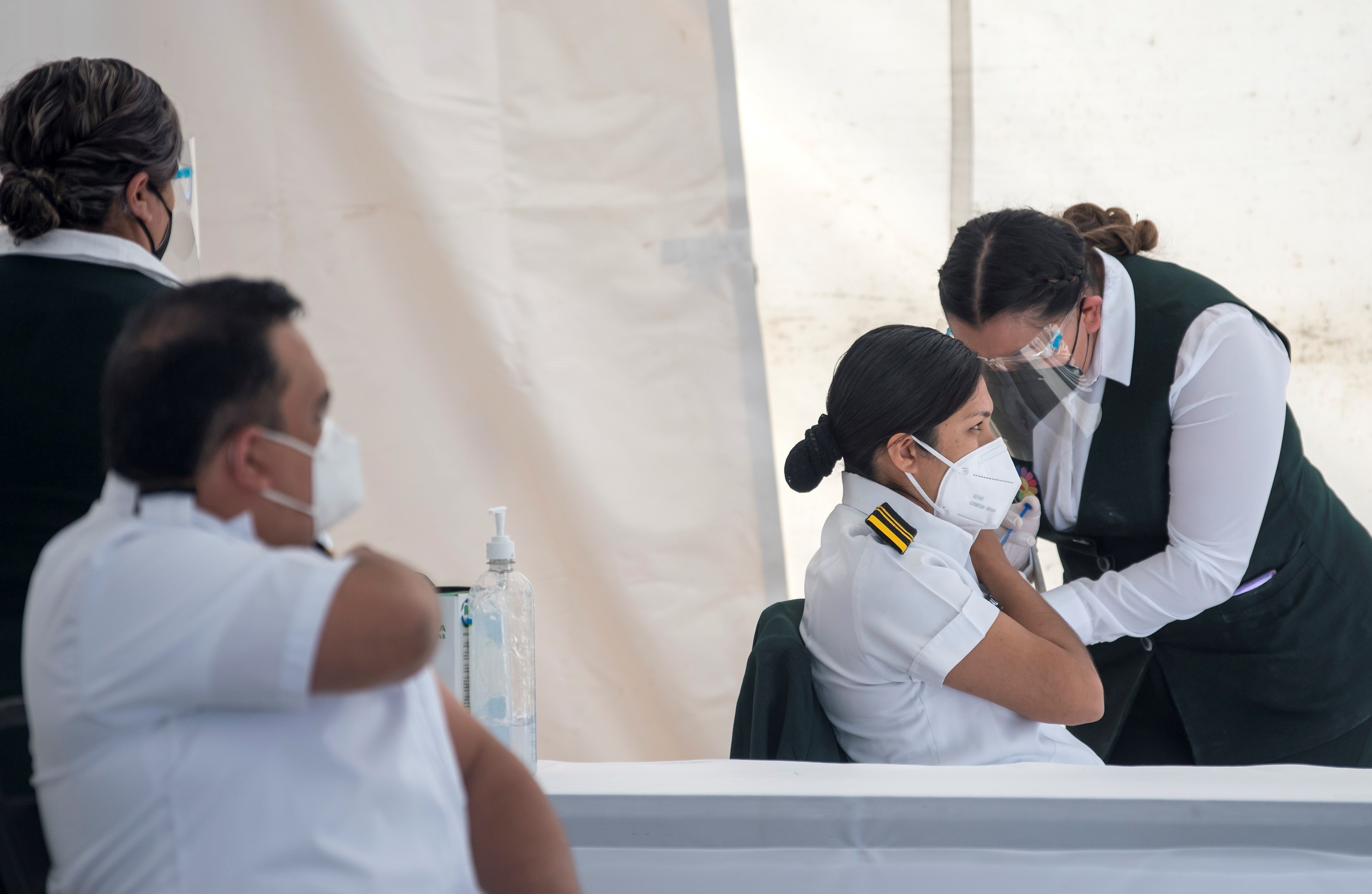 El personal sanitario es el principal objetivo de inmunización contra COVID-19 (Foto: EFE / Miguel Sierra)

