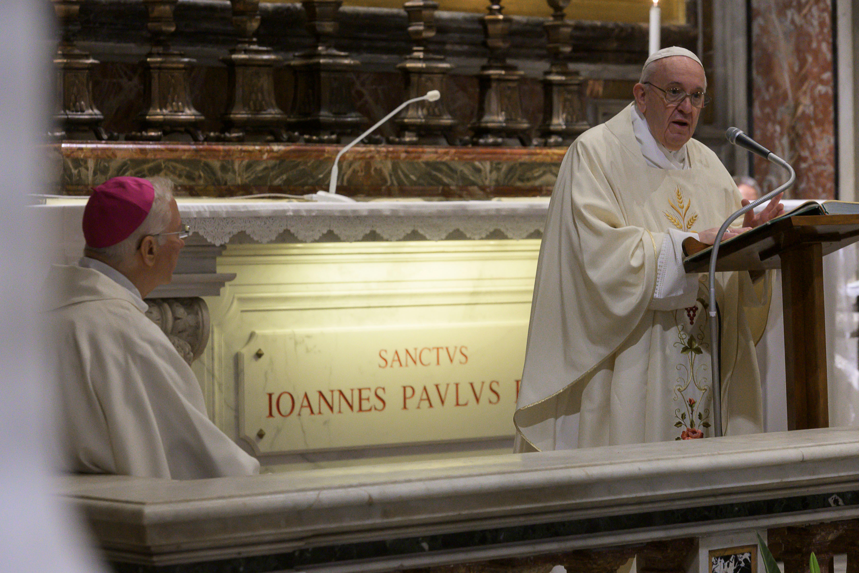 El papa Francisco reivindicó a San Juan Pablo II en la primera misa en la  Basílica de San Pedro con unos 30 fieles - Infobae