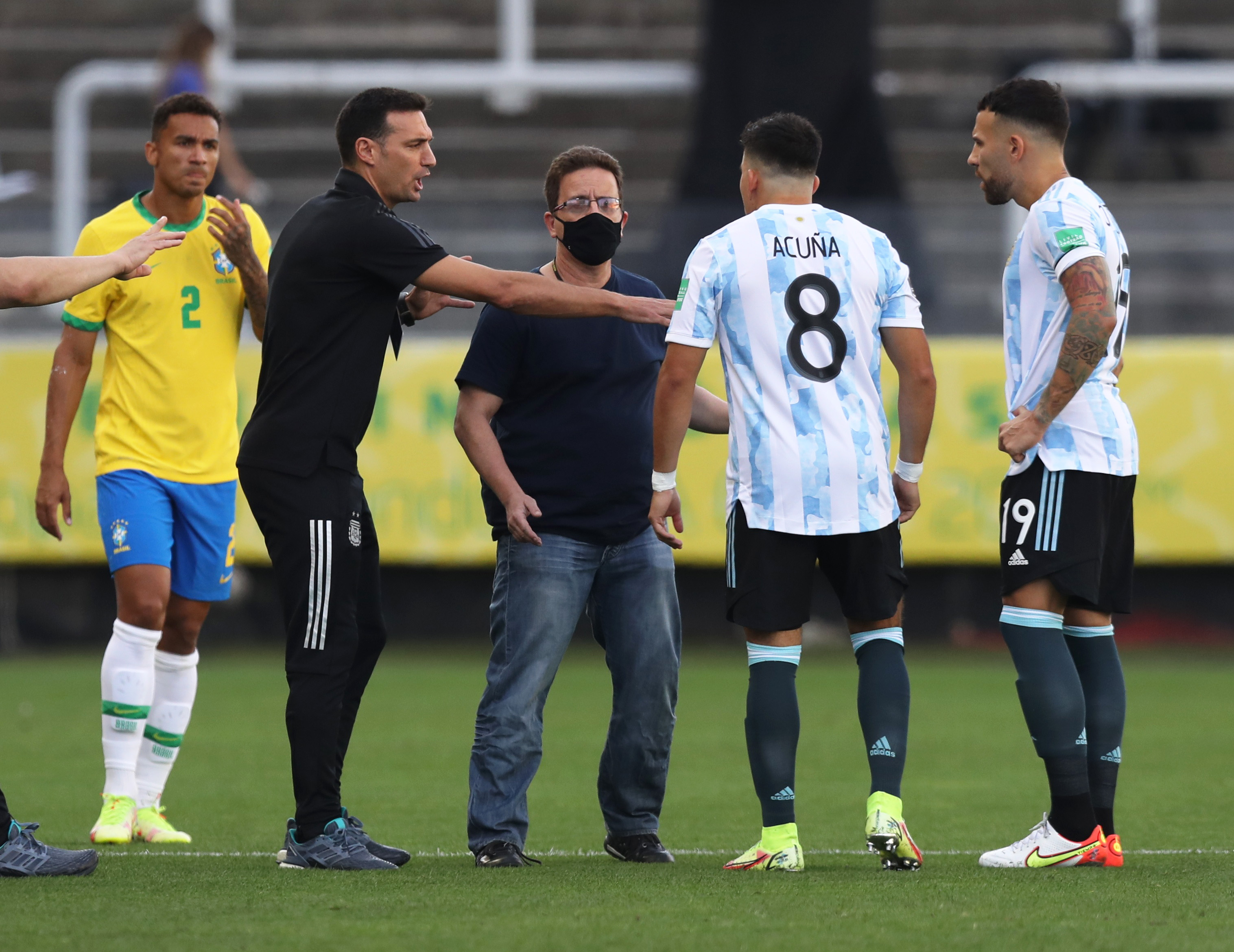 Una persona no identificada ingresó al campo de juego y suspendió el partido: harán que vuelva a jugarse (Foto: Reuters)