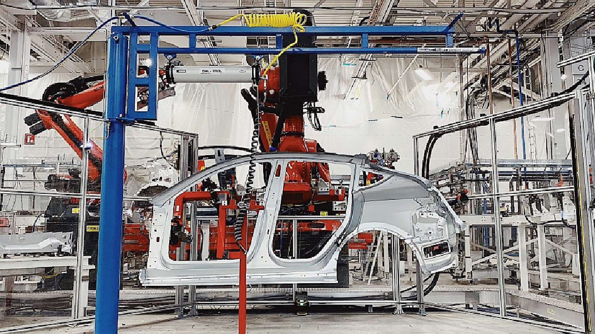 El sistema de fabricación de Tesla está basado en pocas piezas de gran tamaño, para evitar uniones entre partes, y por lo tanto, costos y peso adicional