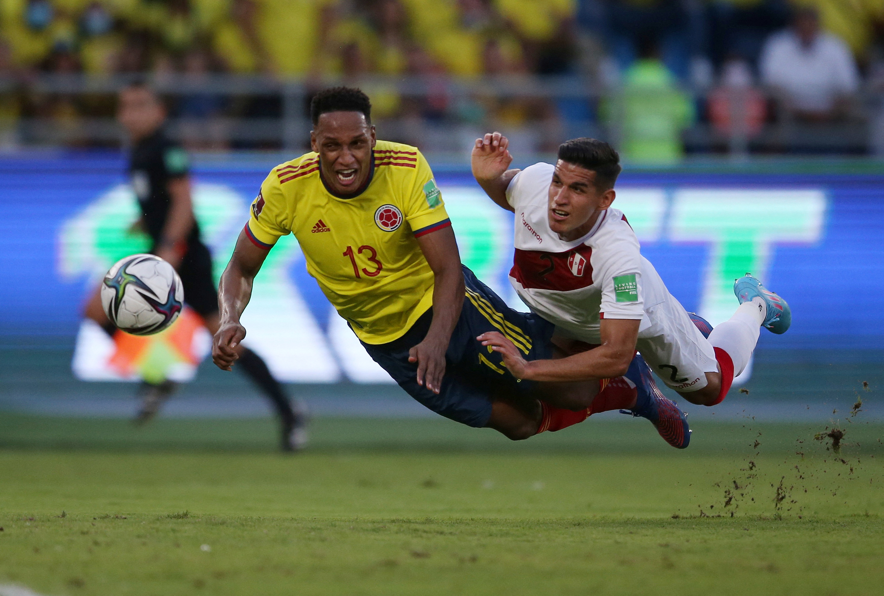 Soccer Football - World Cup - South American Qualifiers - Colombia v Peru - Estadio Metropolitano Roberto Melendez, Barranquilla, Colombia - January 28, 2022 Colombia's Yerry Mina in action with Peru's Luis Abram REUTERS/Luisa Gonzalez