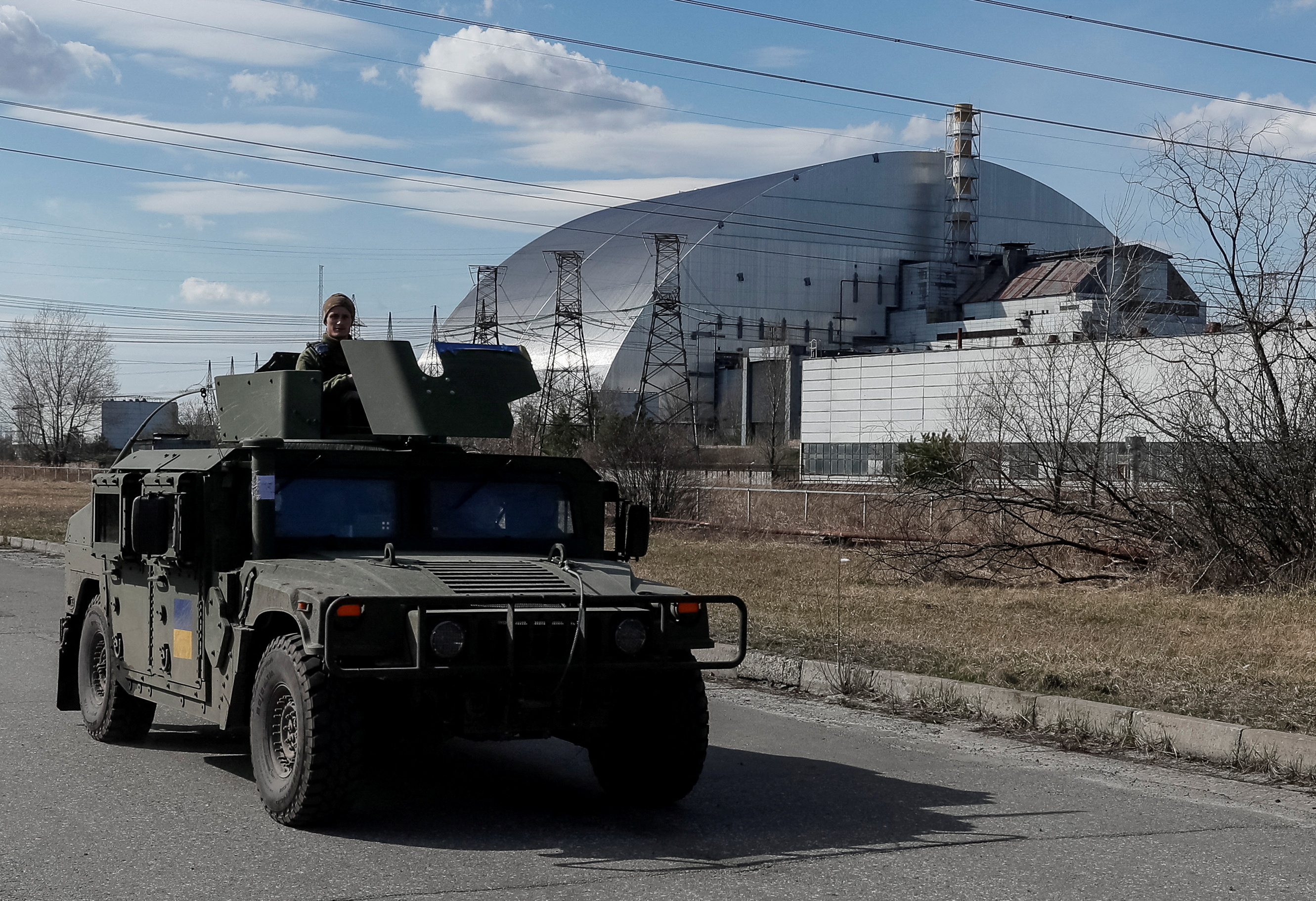 Soldados ucranianos de la Guardia Nacional patrullan la zona cercana a la planta nuclear en Chernobyl (REUTERS/Gleb Garanich)
