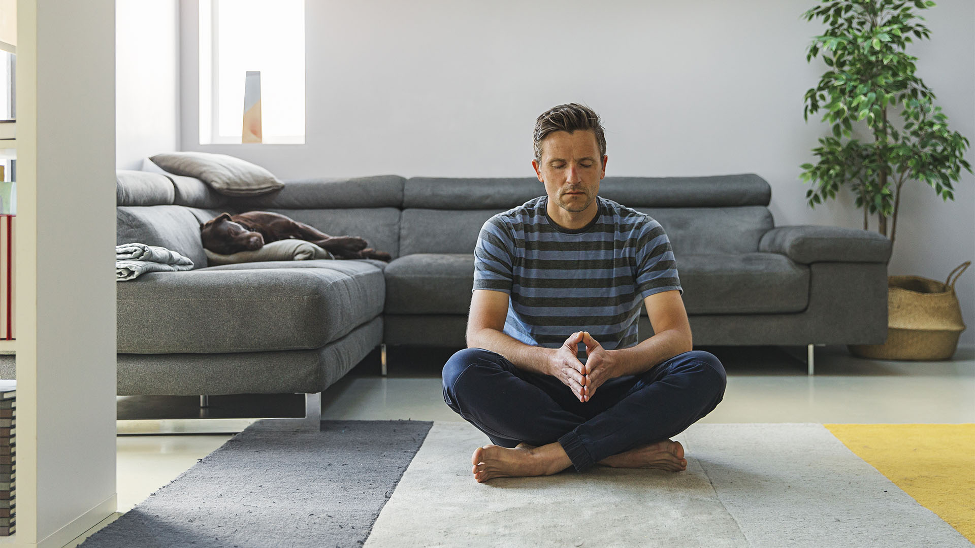 Reducir el estrés con técnicas de respiración y meditación puede ayudar a mantener la calma (Getty)