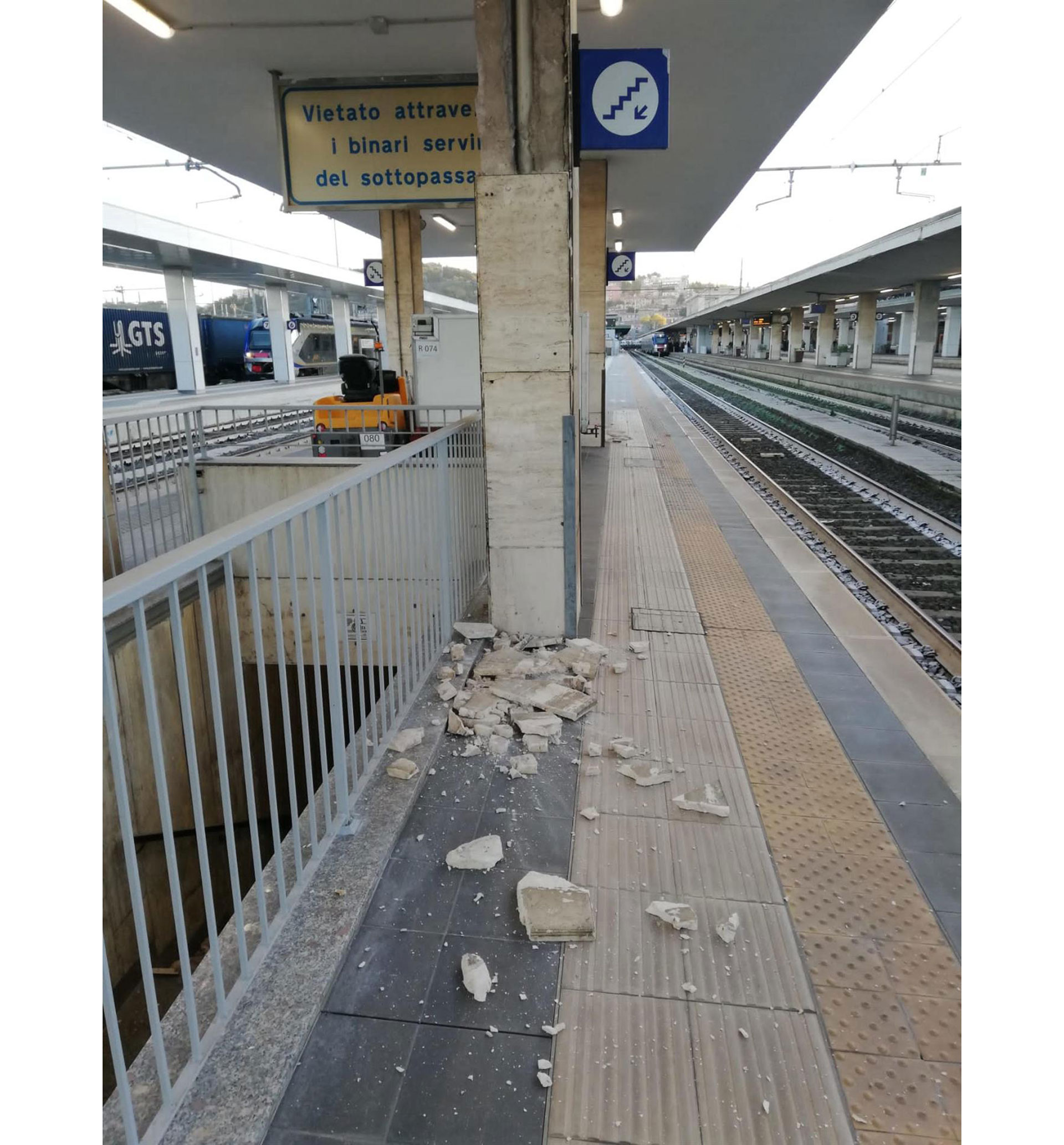 Escombros en la estación de trenes de Ancona tras el sismo (EFE)